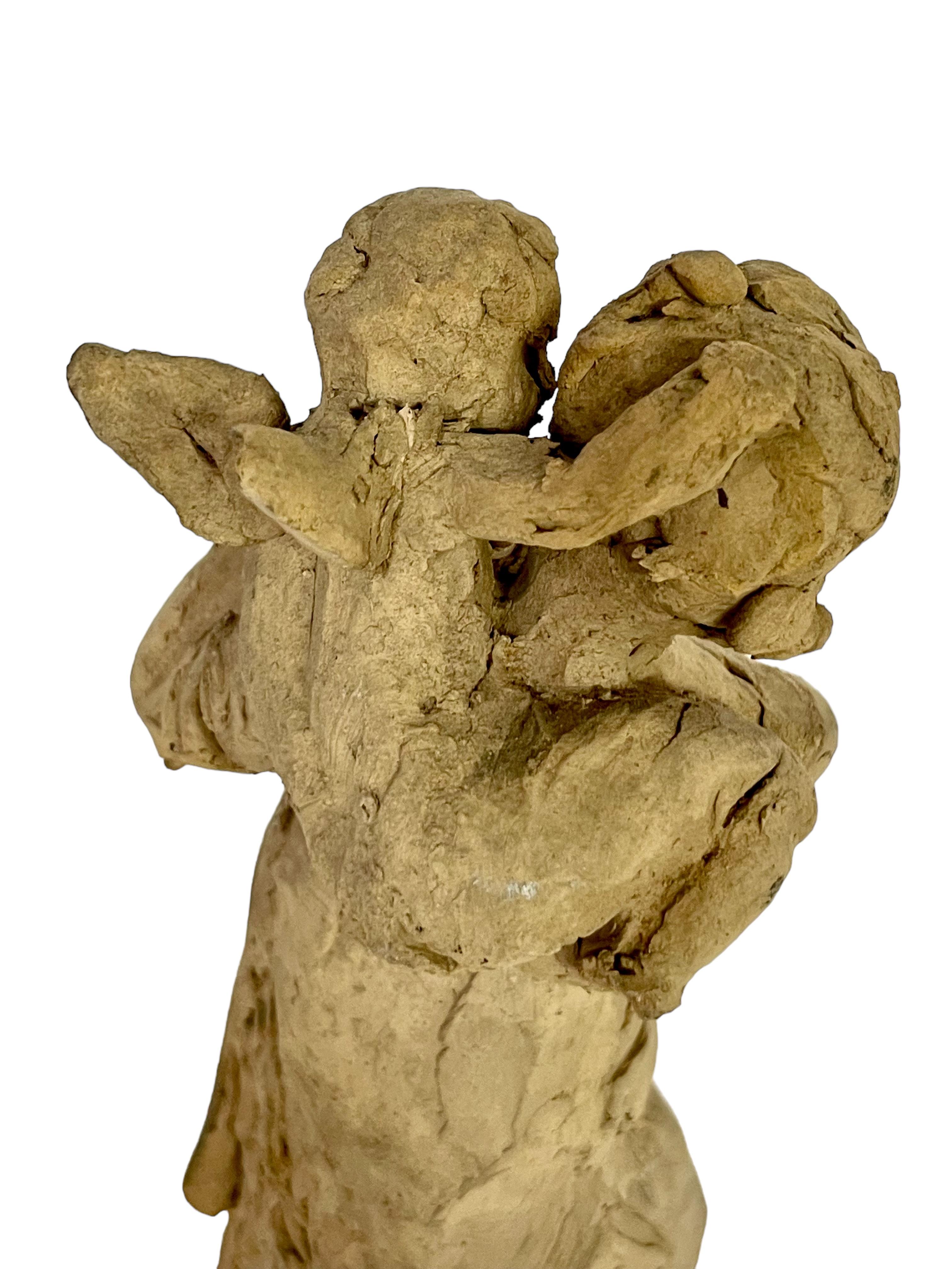 Cotto Statuetta in terracotta di una dea e di un cherubino alato in vendita