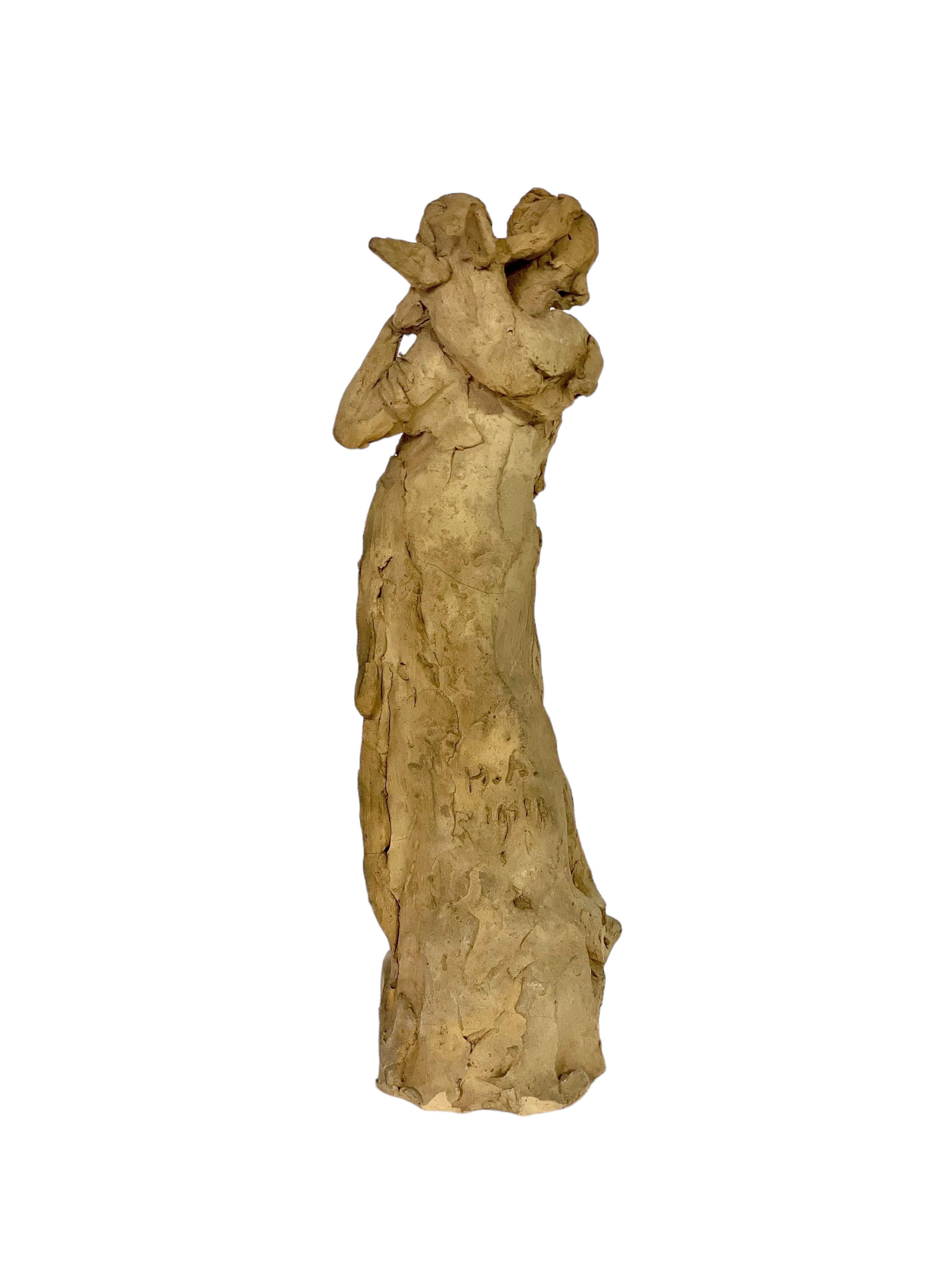 Statuetta in terracotta di una dea e di un cherubino alato in vendita 1