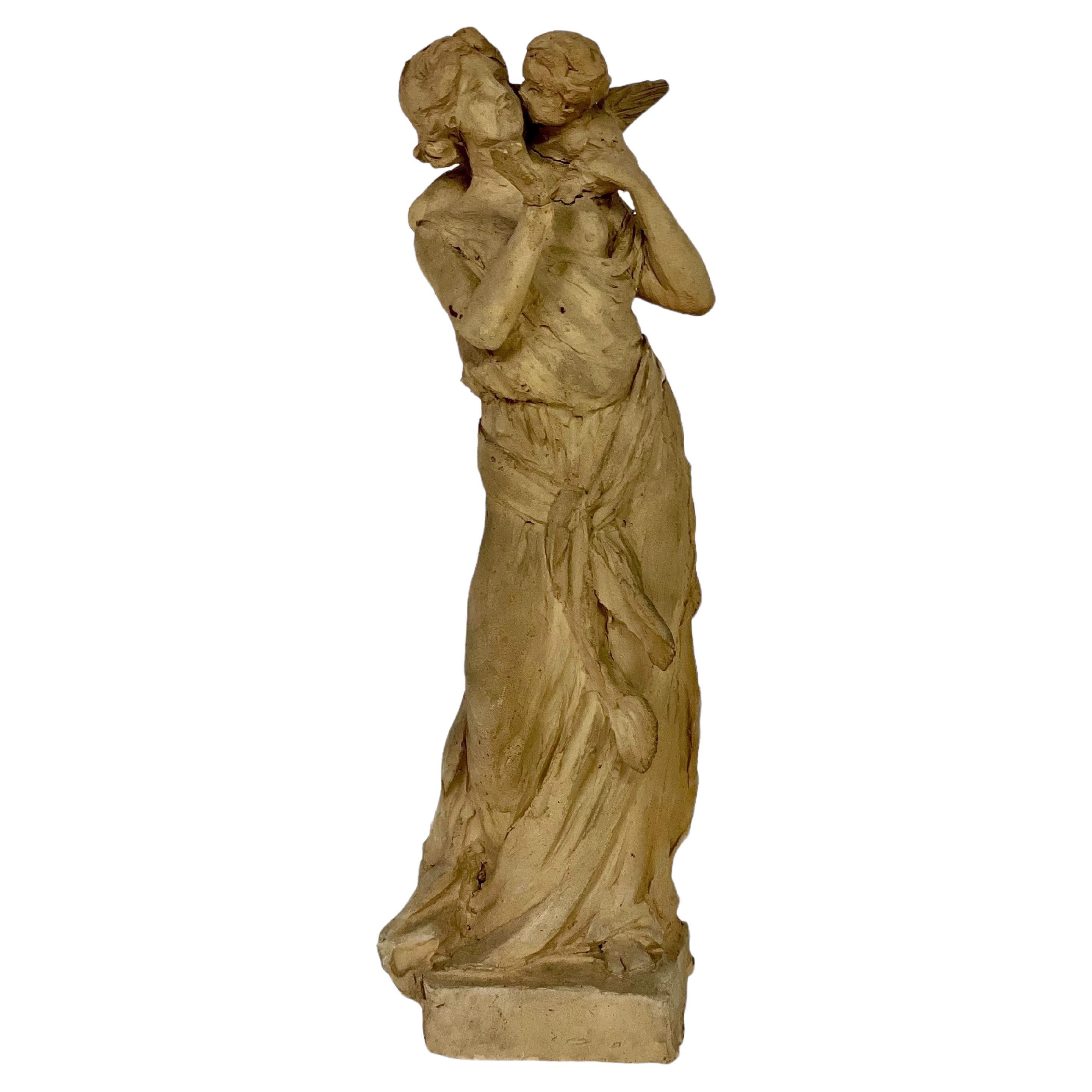 Estatuilla de terracota de una diosa y un querubín alado