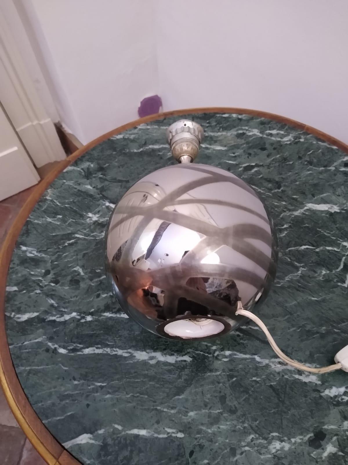 Lampada da tavolo in terracotta con motivo geometrico argentato.

L'altezza della lampada senza paralume è di 29 cm.

in ottime condizioni d'epoca

