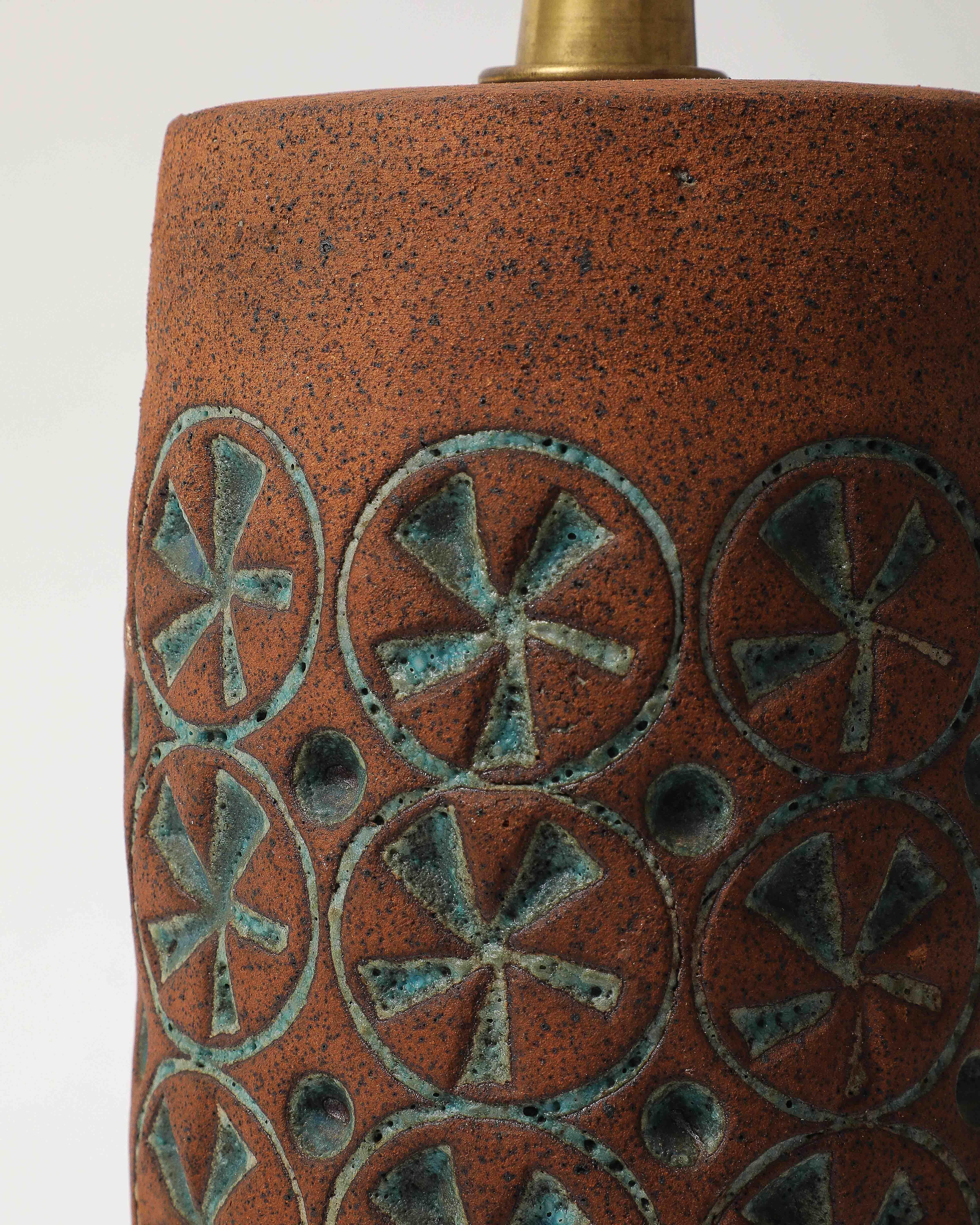 Lampe de table en terre cuite avec motif de laganidés émaillé, États-Unis, 20e C en vente 4