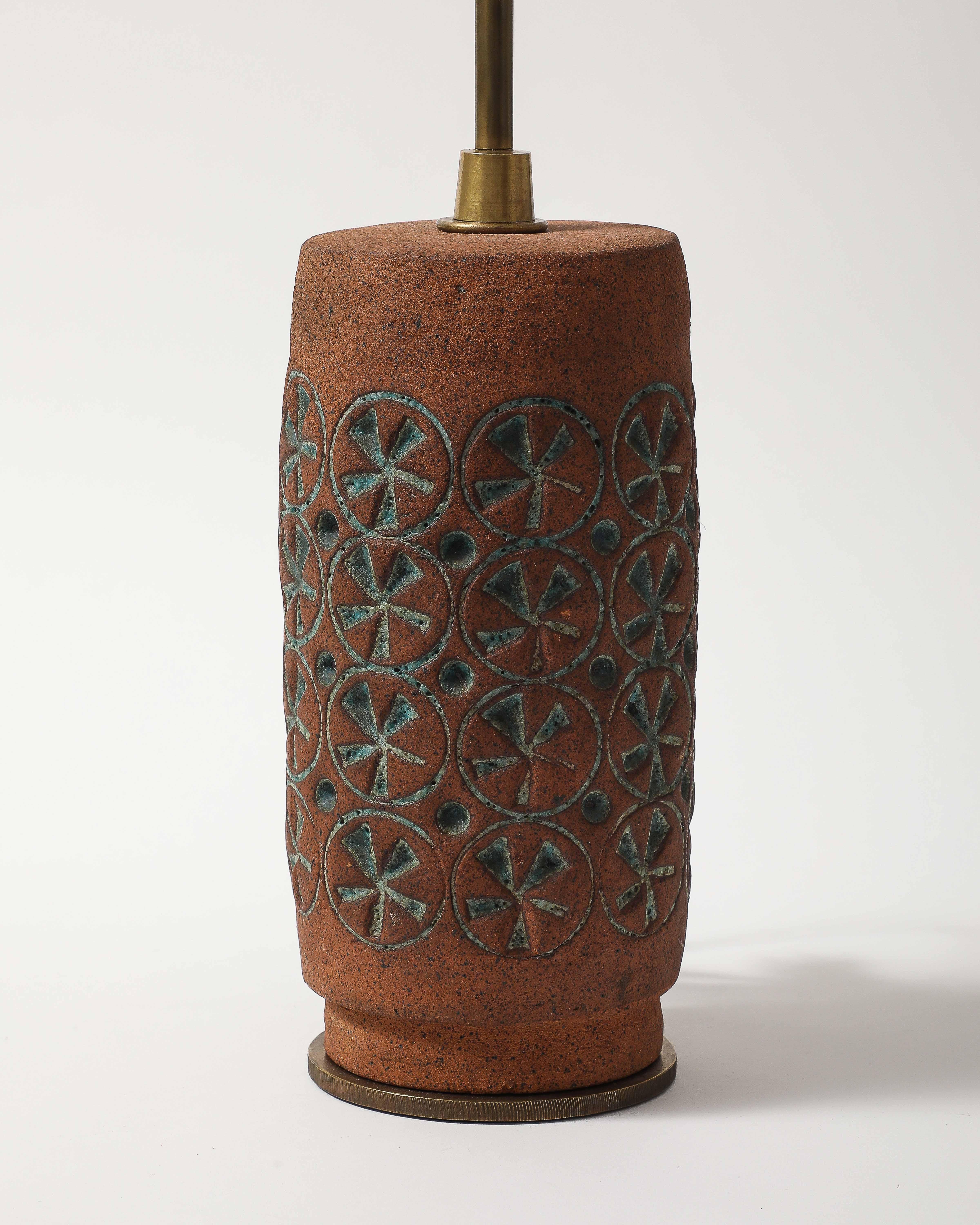 Américain Lampe de table en terre cuite avec motif de laganidés émaillé, États-Unis, 20e C en vente