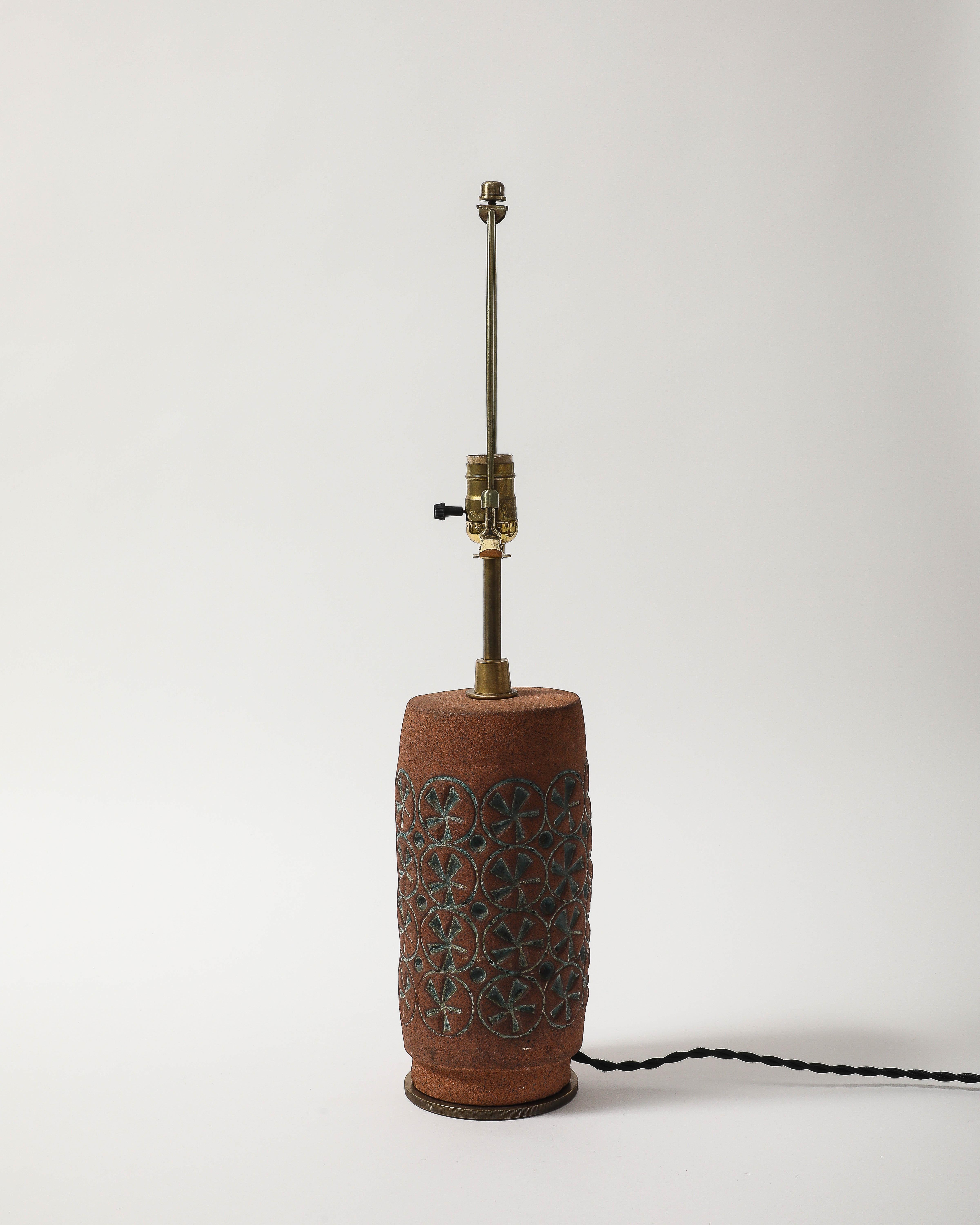Lampe de table en terre cuite avec motif de laganidés émaillé, États-Unis, 20e C Bon état - En vente à New York City, NY