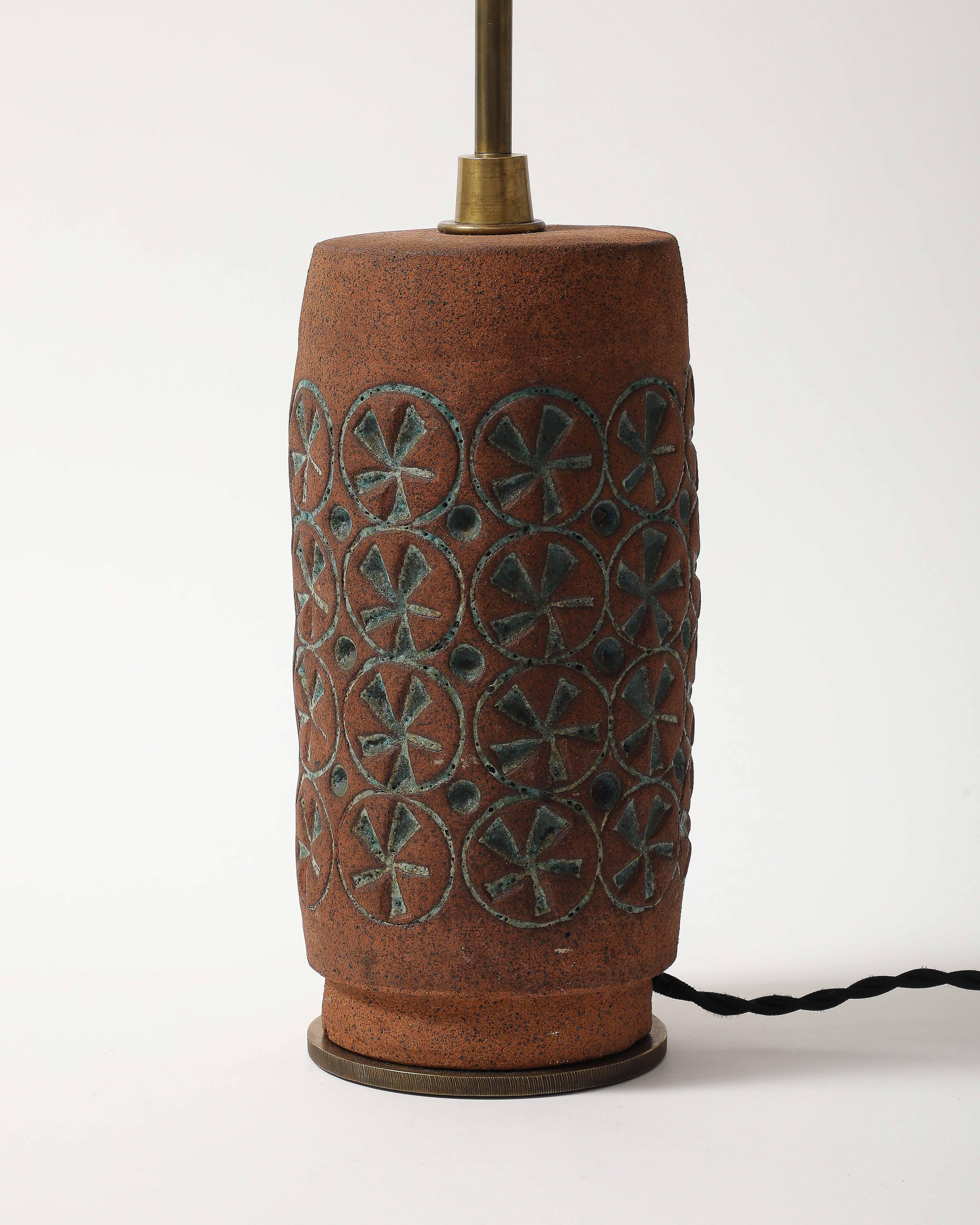 20ième siècle Lampe de table en terre cuite avec motif de laganidés émaillé, États-Unis, 20e C en vente