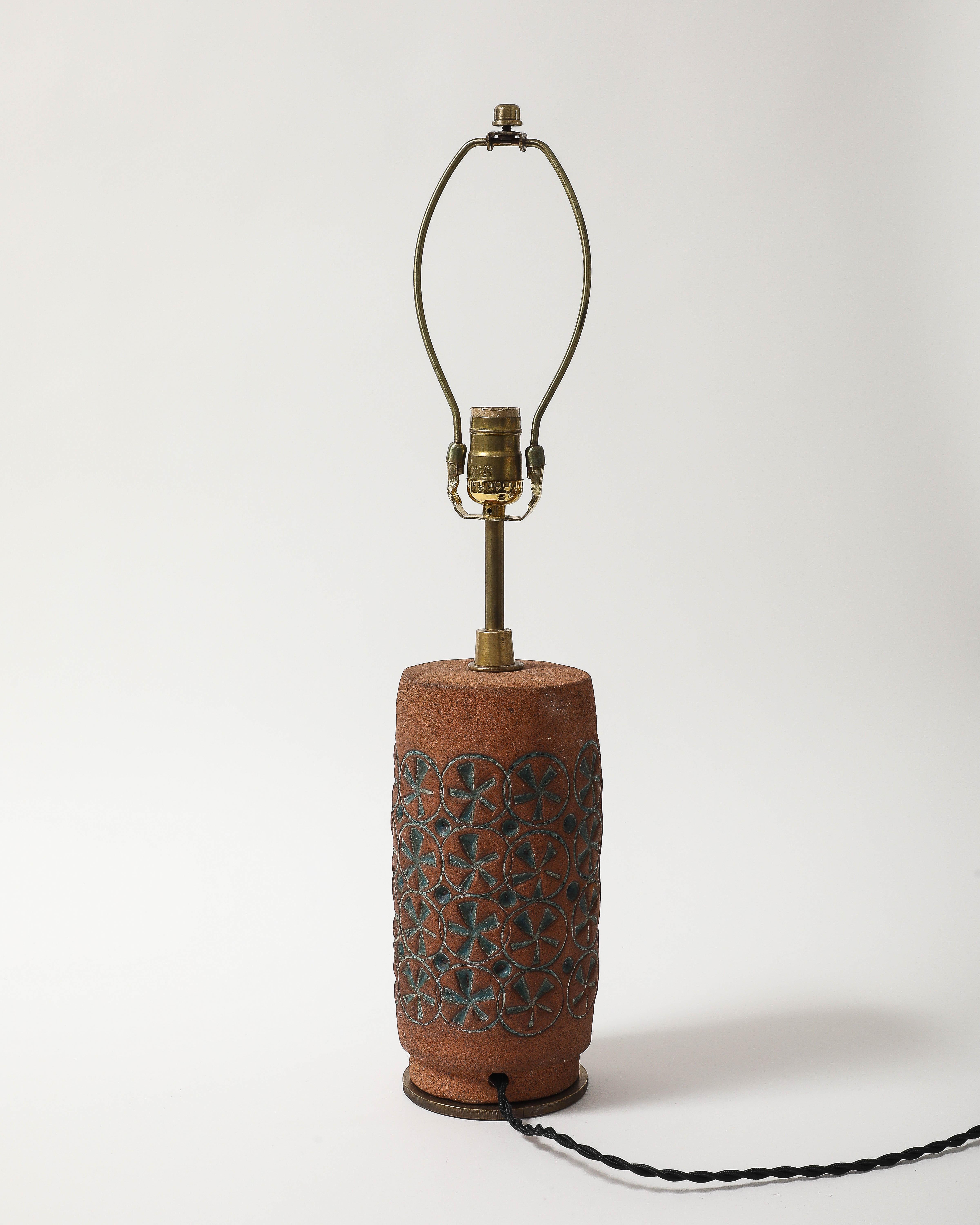 Bronze Lampe de table en terre cuite avec motif de laganidés émaillé, États-Unis, 20e C en vente
