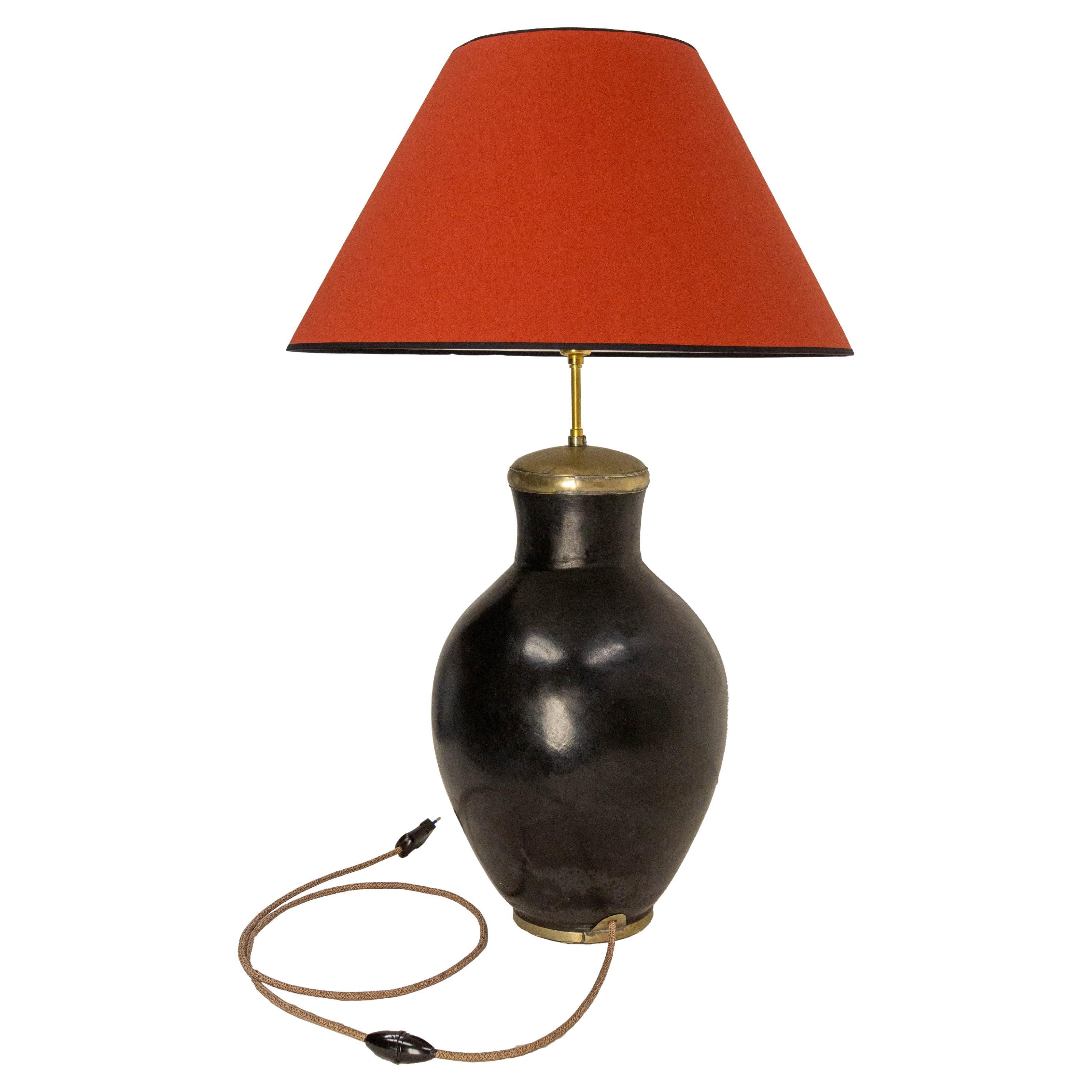 Lampe de table noire en terre cuite à finition tadelakt circa 1970, Maroc