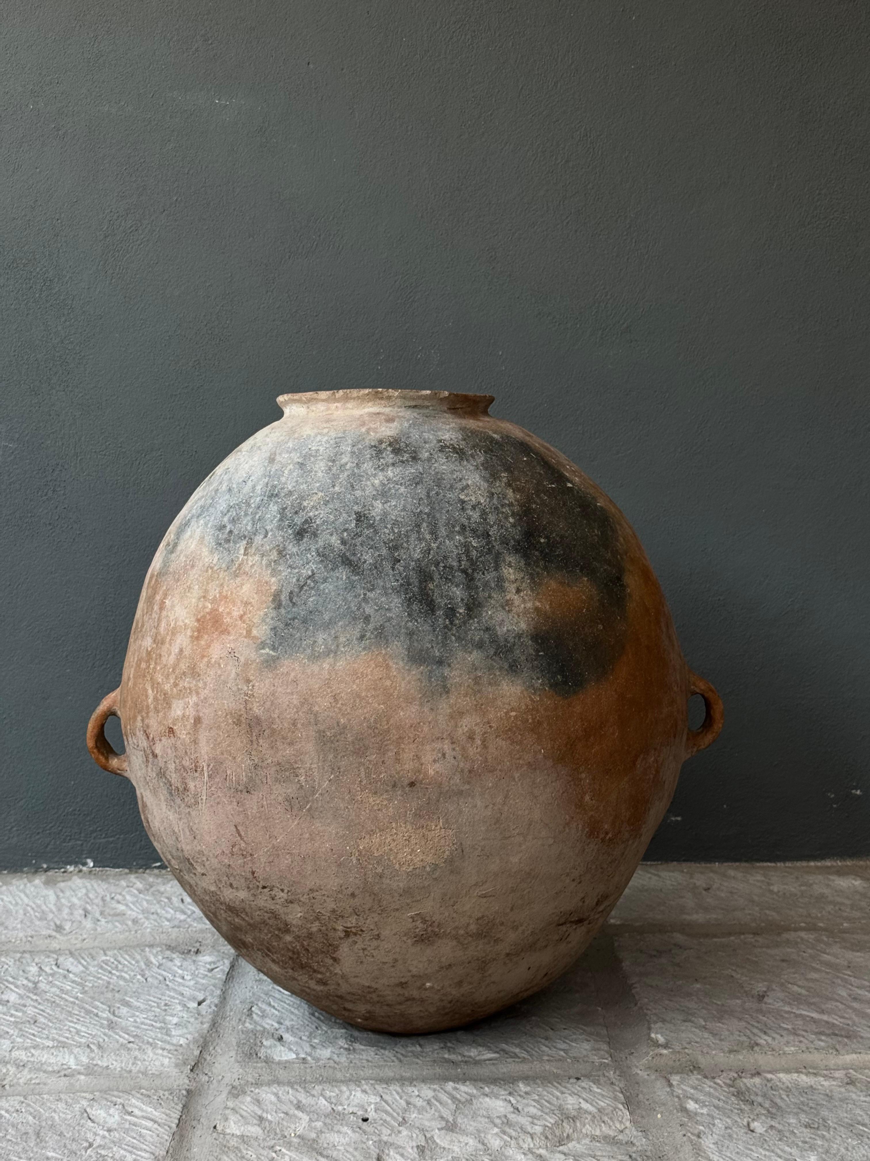 Vaso tepache in terracotta proveniente dalla regione Sierra Norte di Puebla, Messico, 1920 circa. Lo stile e il design del vaso sono tipici delle comunità Nahua della zona. Questo tipo di ceramica è stato abbandonato negli anni '70. Tepache -