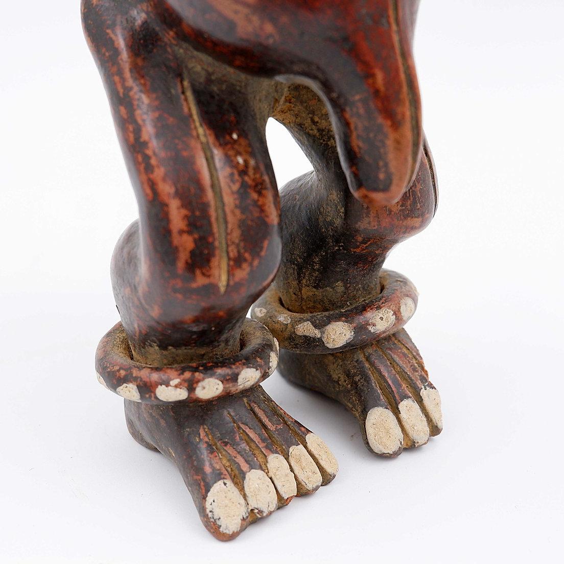 Figurina Tikar in terracotta - Maison Dieu - Camerun
arte primitiva - arte tribale - Africa
Misure: 15,5cmx9cm H. 26,5cm 
Materiale: Terracotta 
Usura coerente con l'età e l'uso.