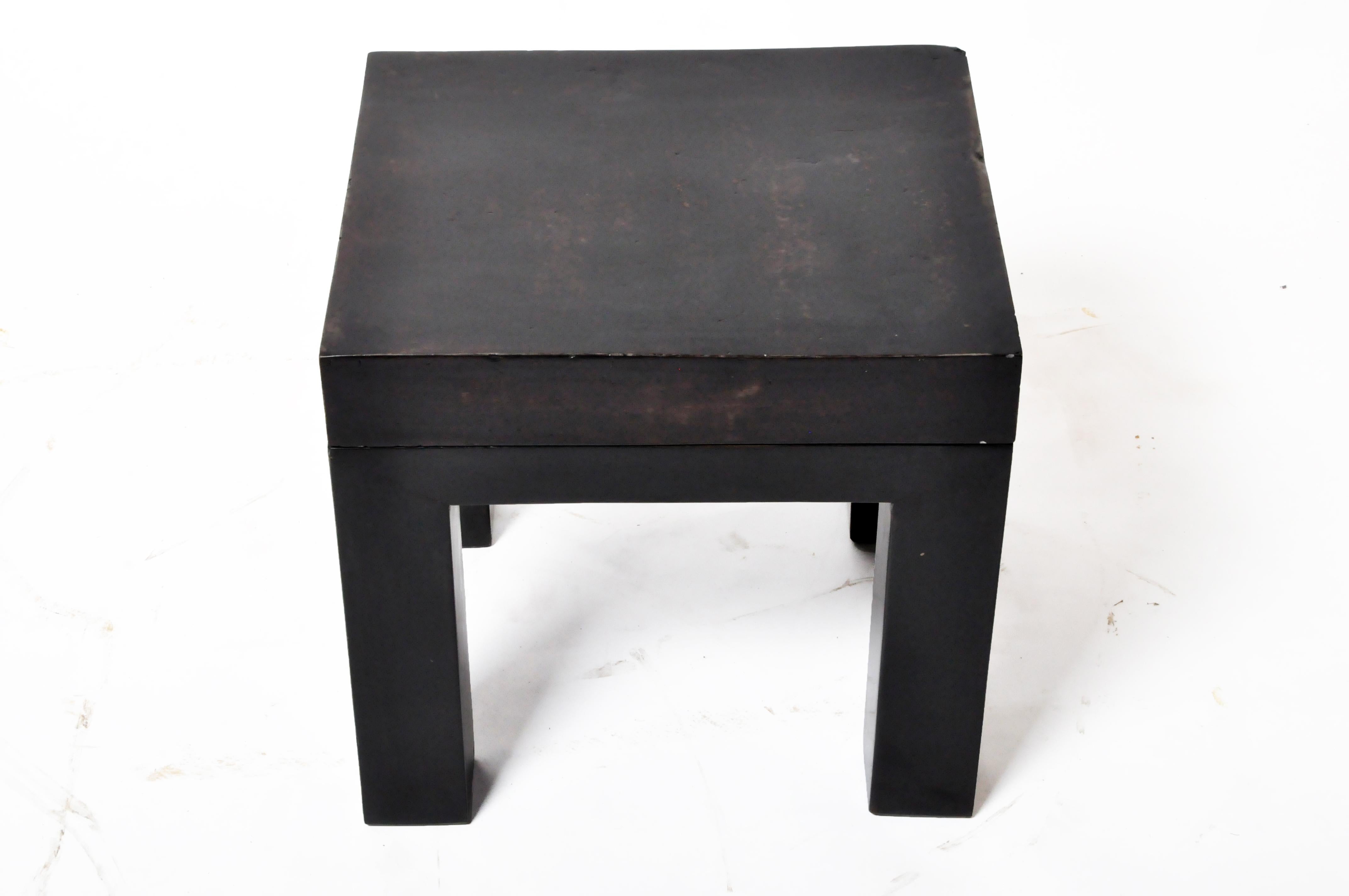 Cette petite table ou ce tabouret se caractérise par une nouvelle base en bois associée à un ancien plateau en terre cuite. Les sols traditionnels des demeures chinoises étaient constitués de carreaux de terre cuite posés en quadrillage. La terre