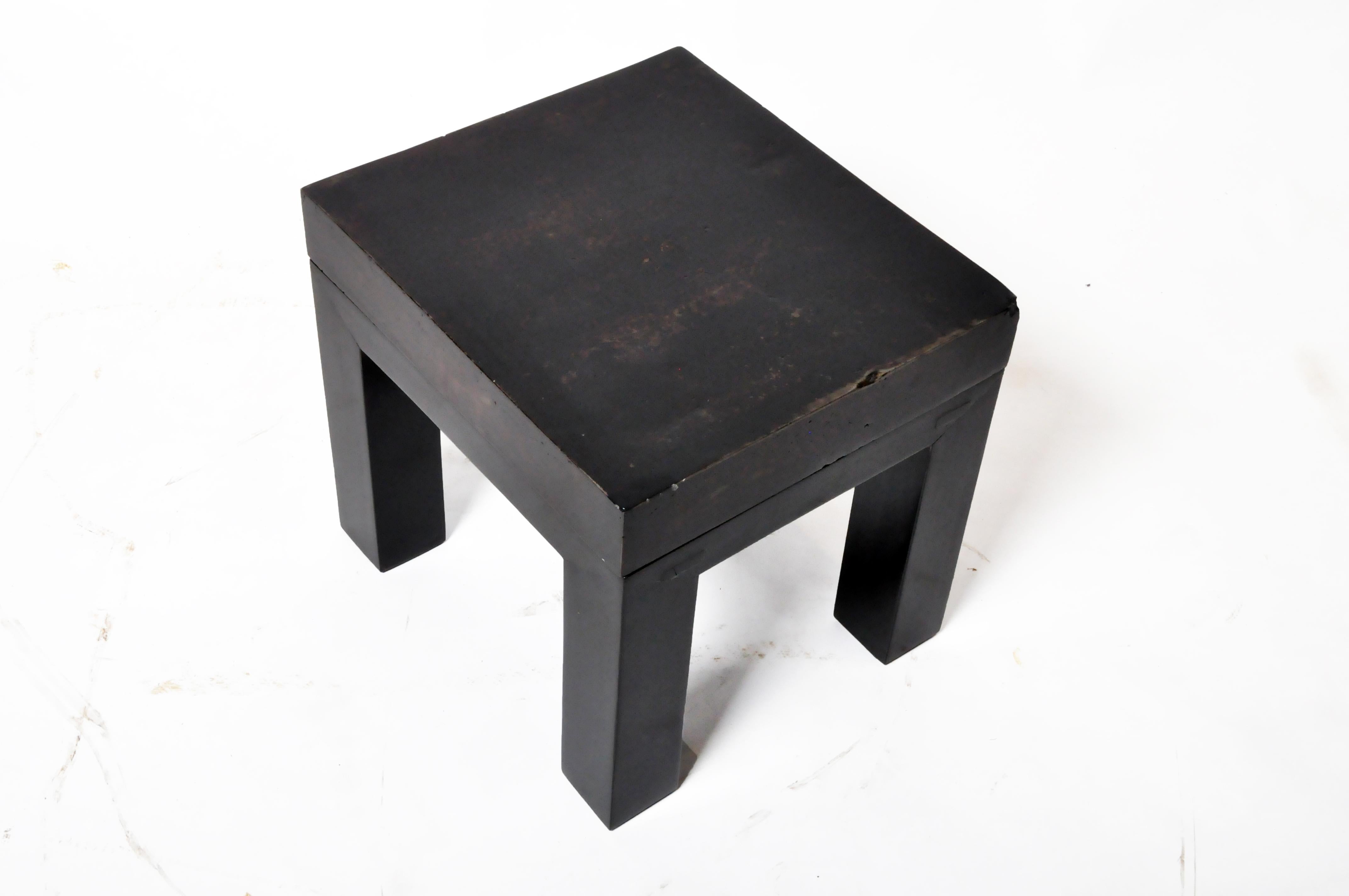 Tisch mit Terrakotta-Belag im Angebot 1