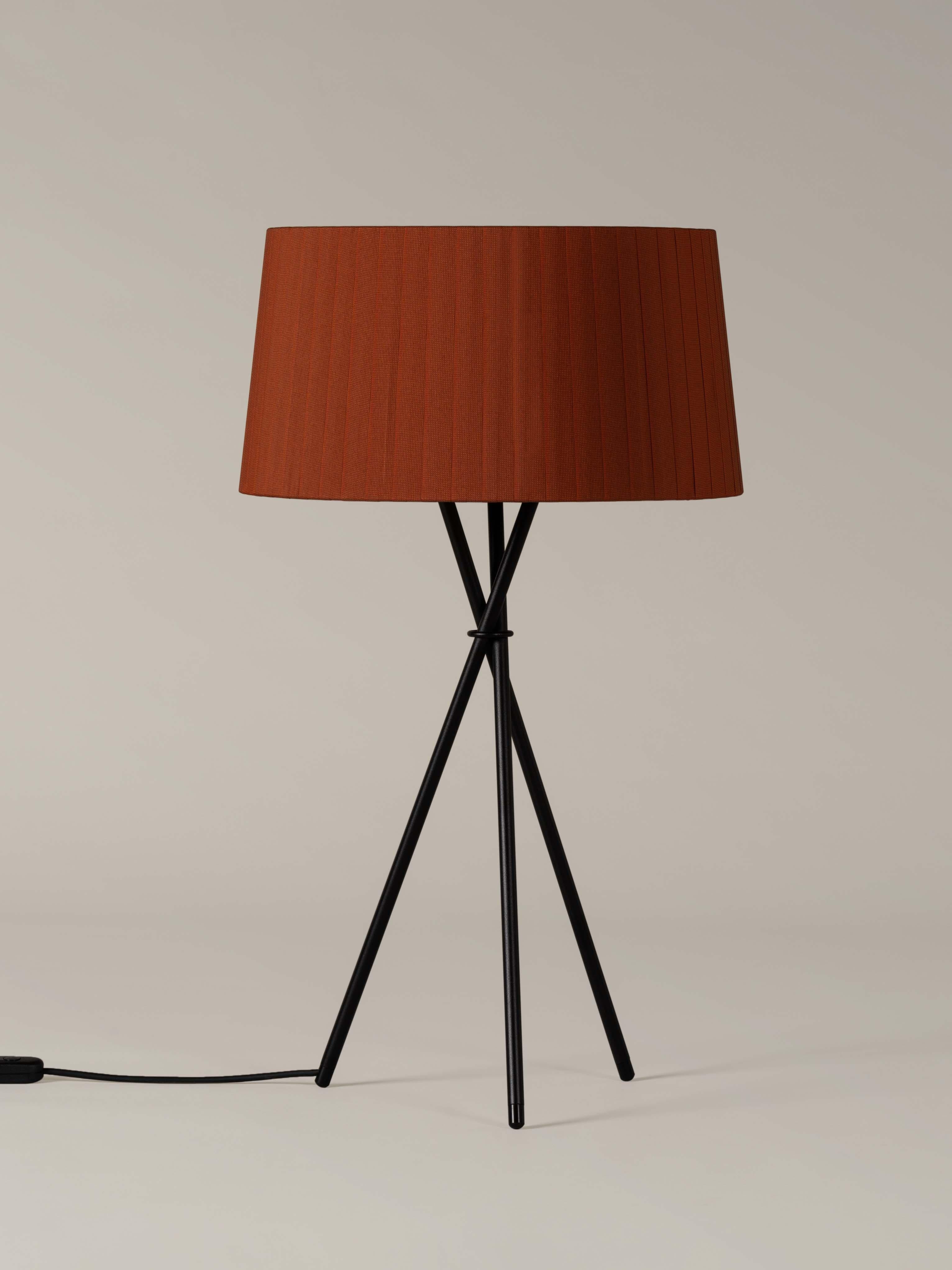 Terracotta trípode G6 table lamp by Santa & Cole
Dimensions: D 45 x H 75 cm
Materials: Metal, ribbon.
Available in other colors.

Trípode humanises neutral spaces with its colourful and functional sobriety. The shade is hand ribboned and its