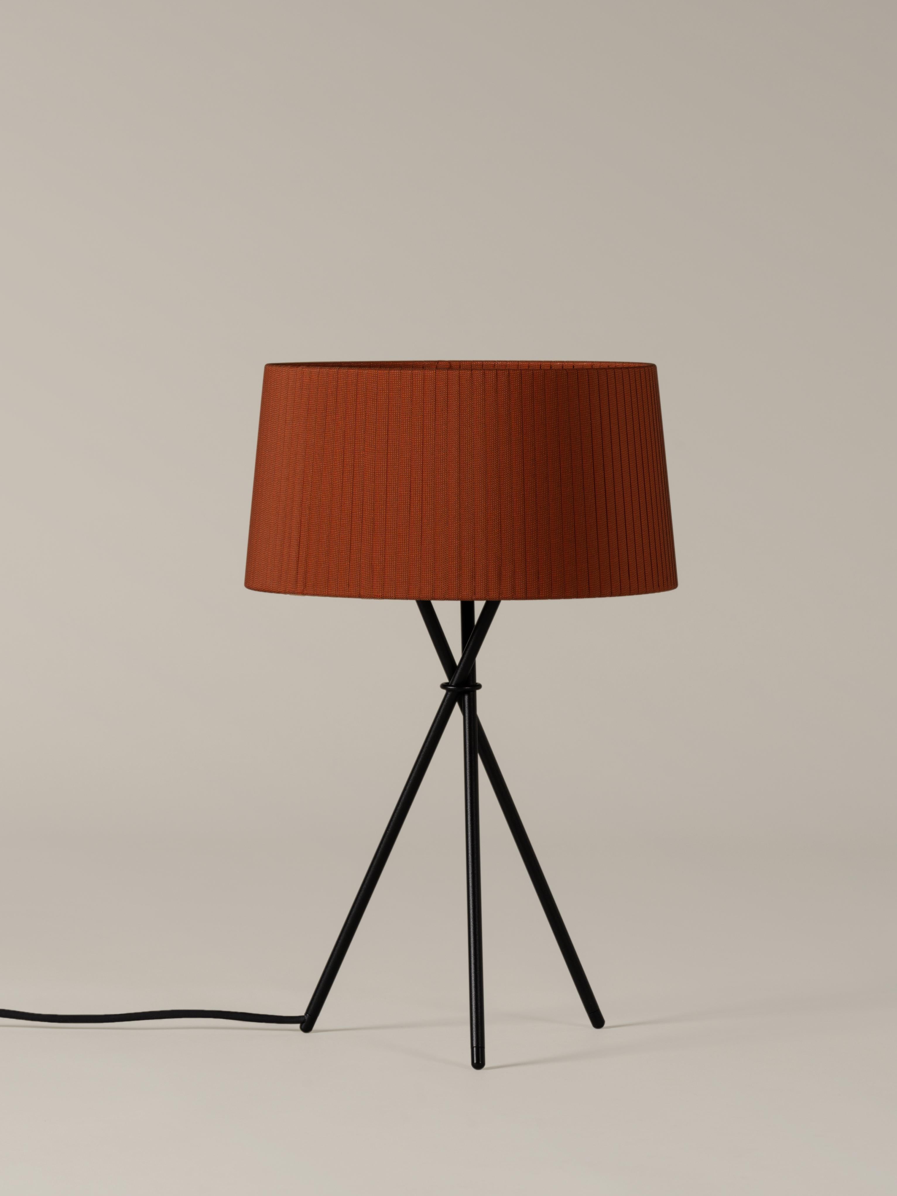 Terracotta Trípode M3 table lamp by Santa & Cole
Dimensions: D 31 x H 50 cm
Materials: Metal, ribbon.
Available in other colors.

Trípode humanises neutral spaces with its colourful and functional sobriety. The shade is hand ribboned and its