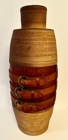 Urne en terre cuite avec lanières en cuir