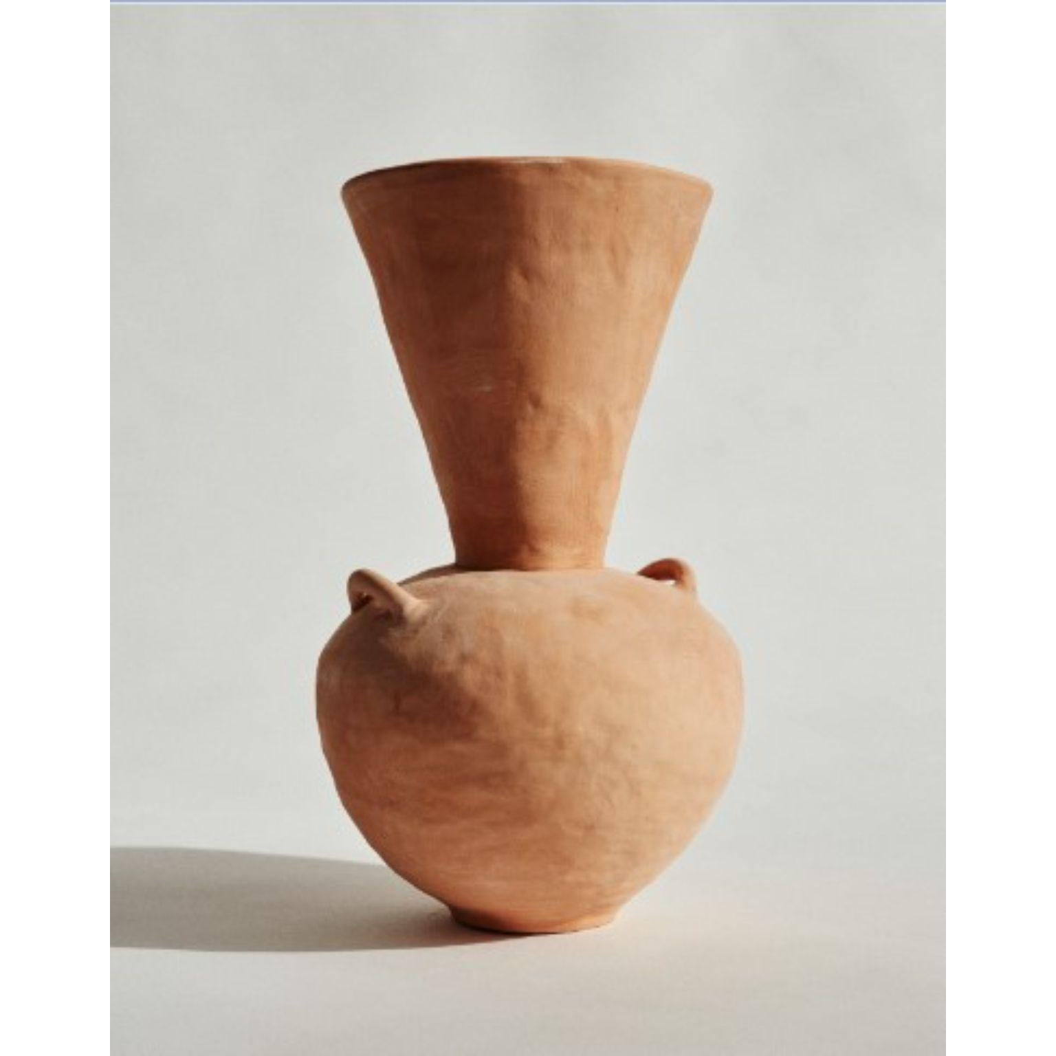 Terracota vase by Marta Bonilla
Dimensions: D20 x H33
Materials: Terracotta, clay.

Terracota vase: Low temperature hand modeled piece. Enameled inside. Outside it keeps the natural color of the clay, straw color.

Marta Bonilla designs and