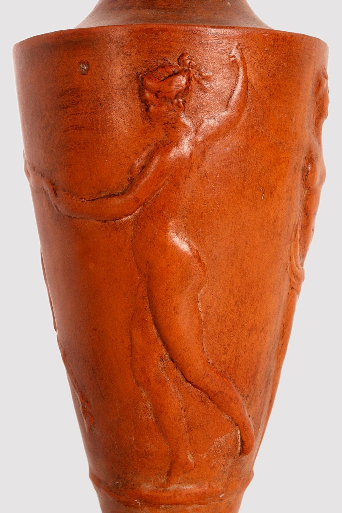 Terracotta vase depicting in relief satyrs and maenads, France 1920. en venta 4