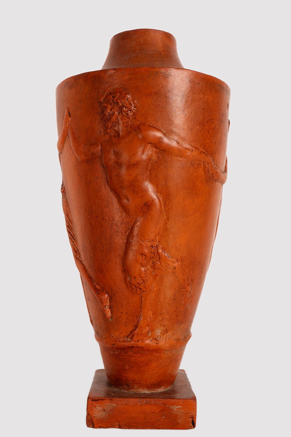 Terracotta vase depicting in relief satyrs and maenads, France 1920. en Bueno estado para la venta en Milan, IT