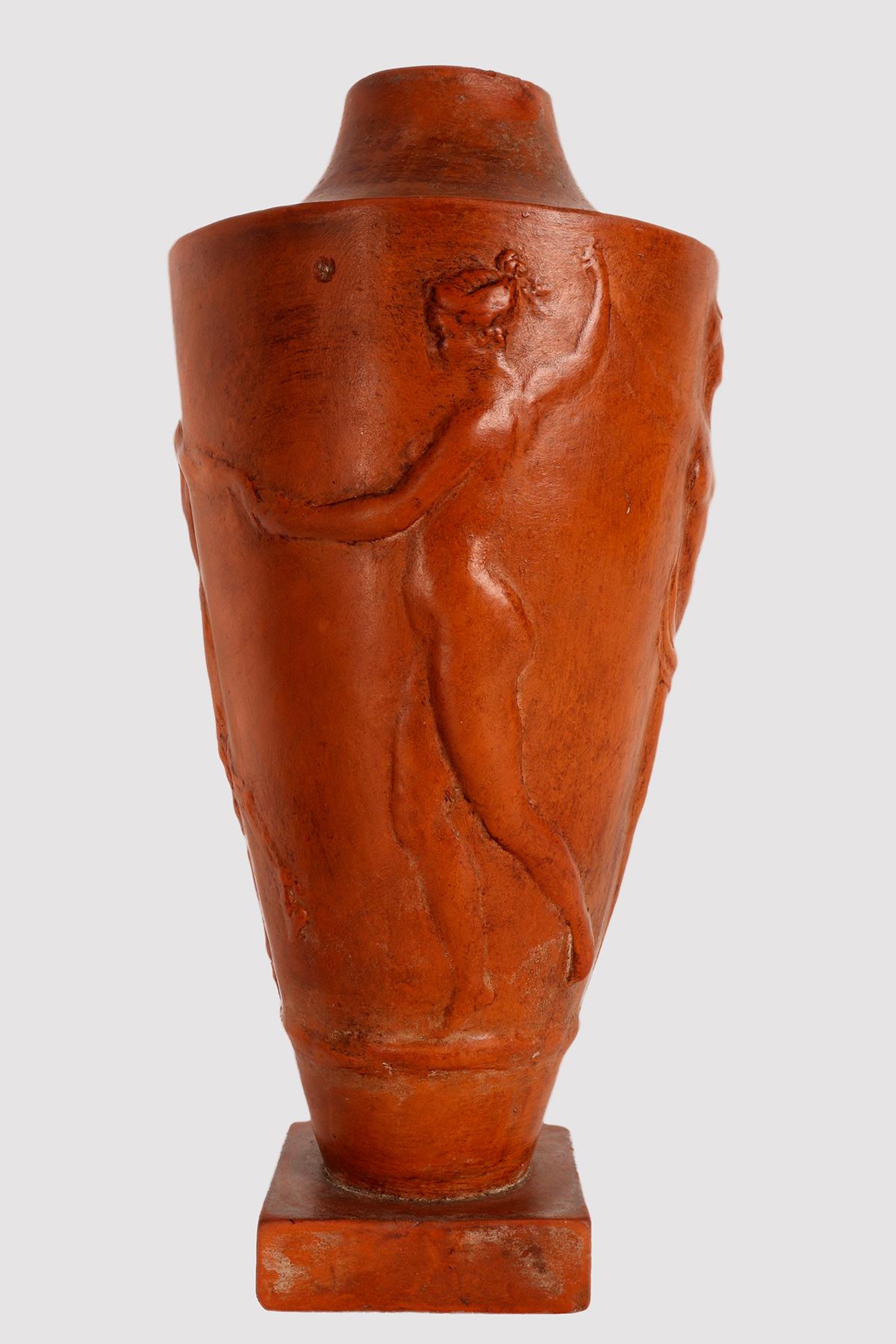 Terracotta vase depicting in relief satyrs and maenads, France 1920. siglo XX en venta