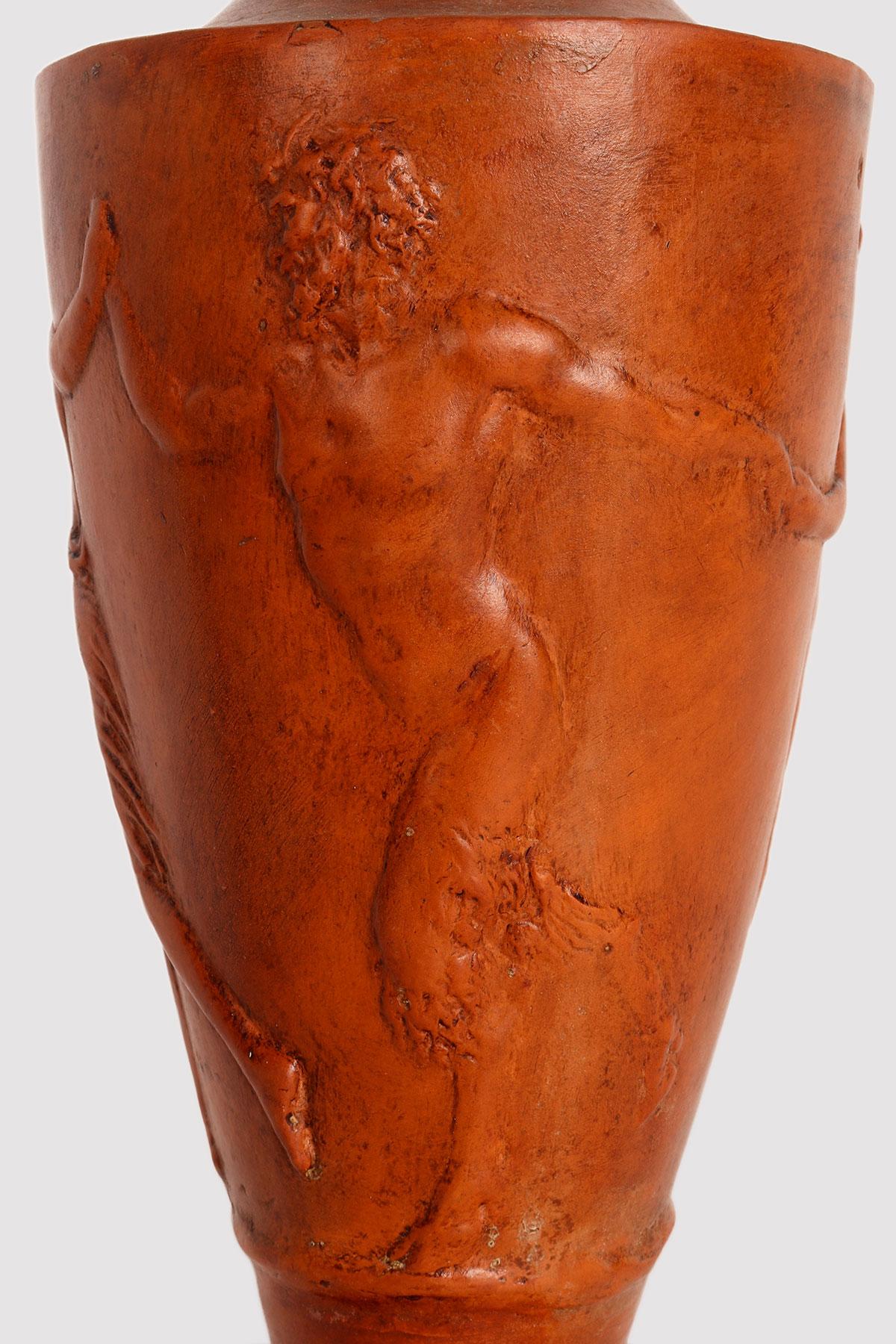 Terracotta vase depicting in relief satyrs and maenads, France 1920. en venta 3