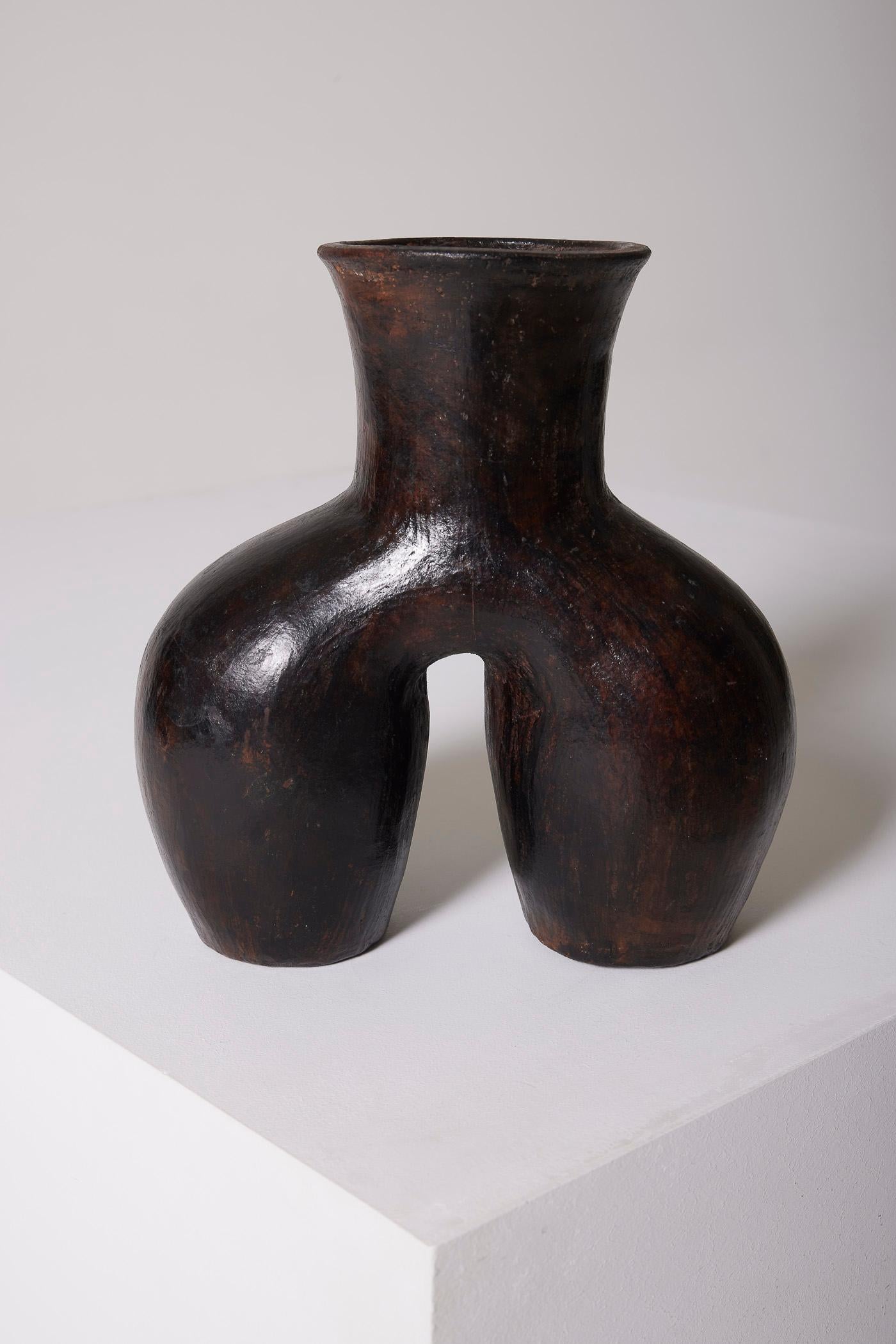 Terracotta vase with an anthropomorphic shape. African artisanal vase. In perfect condition.
LP2660 - LP2661