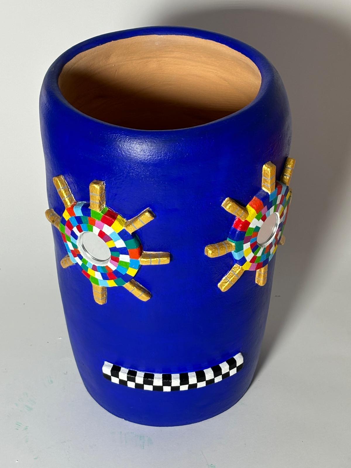 Dalla serie Vasi diVisi, terracotta dipinta a mano. Progetto realizzato da Alessandro Guerriero e Alessandro Zucchi per la Fondazione Sacra Famiglia Onlus nel 2017. Edizione limitata di 9 pezzi. Firmato.
Una collezione composta da 20 Vasi di Volti,