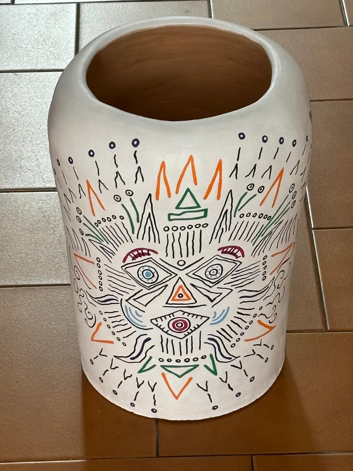 Dipinto a mano Vaso in terracotta della collezione Vasi diVisi di Alessandro Mendini in vendita