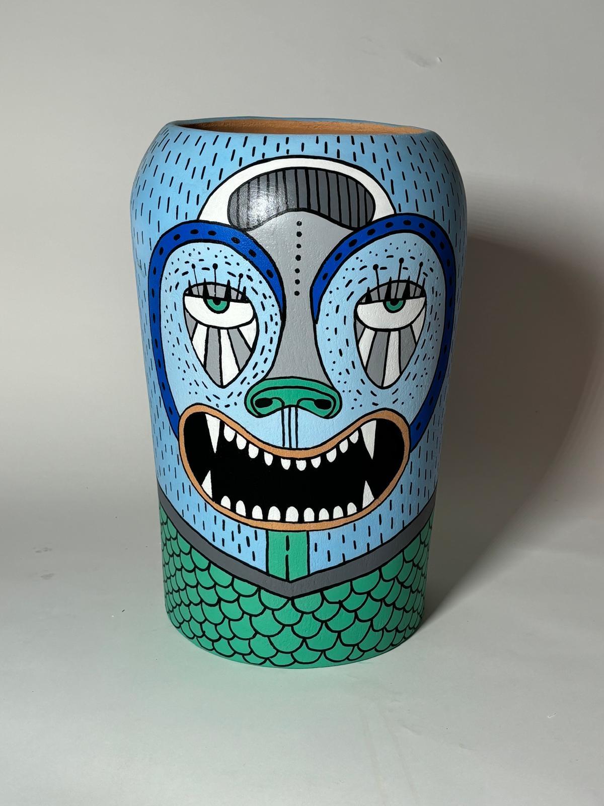 De la série Vasi diVisi, terre cuite peinte à la main. Projet réalisé par Alessandro Guerriero et Alessandra Zucchi pour la fondation Sacra Famiglia Onlus en 2017. Edition limitée à 9 pièces. Signé.
Une collection composée de 20 Vases de Visages,