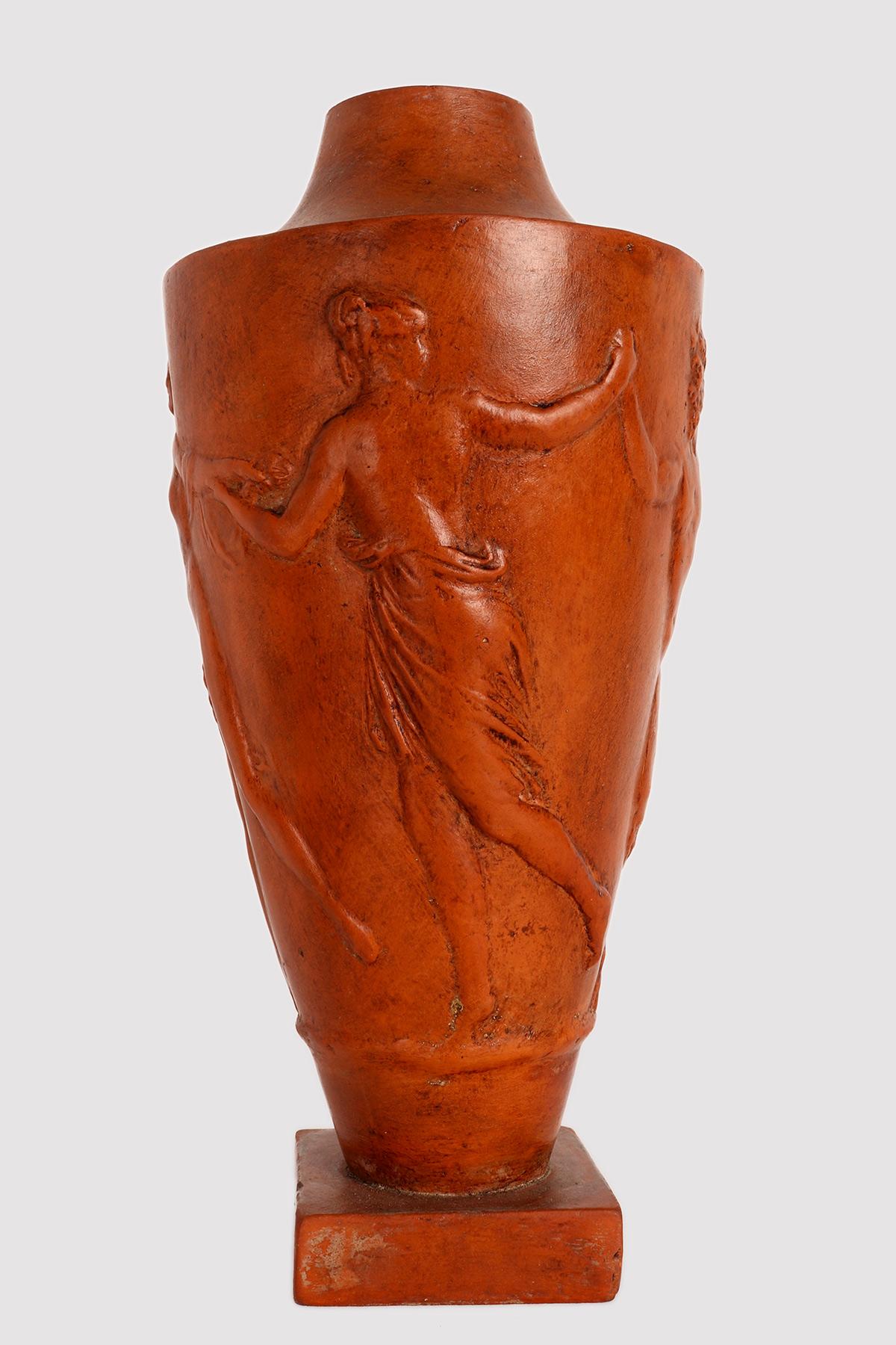 Vase aus Terrakotta mit quadratischem Sockel. Amphora Körper. Im Relief eine Prozession von Satyrn und dionysischen Mänaden (Thiasos). Frankreich um 1920.