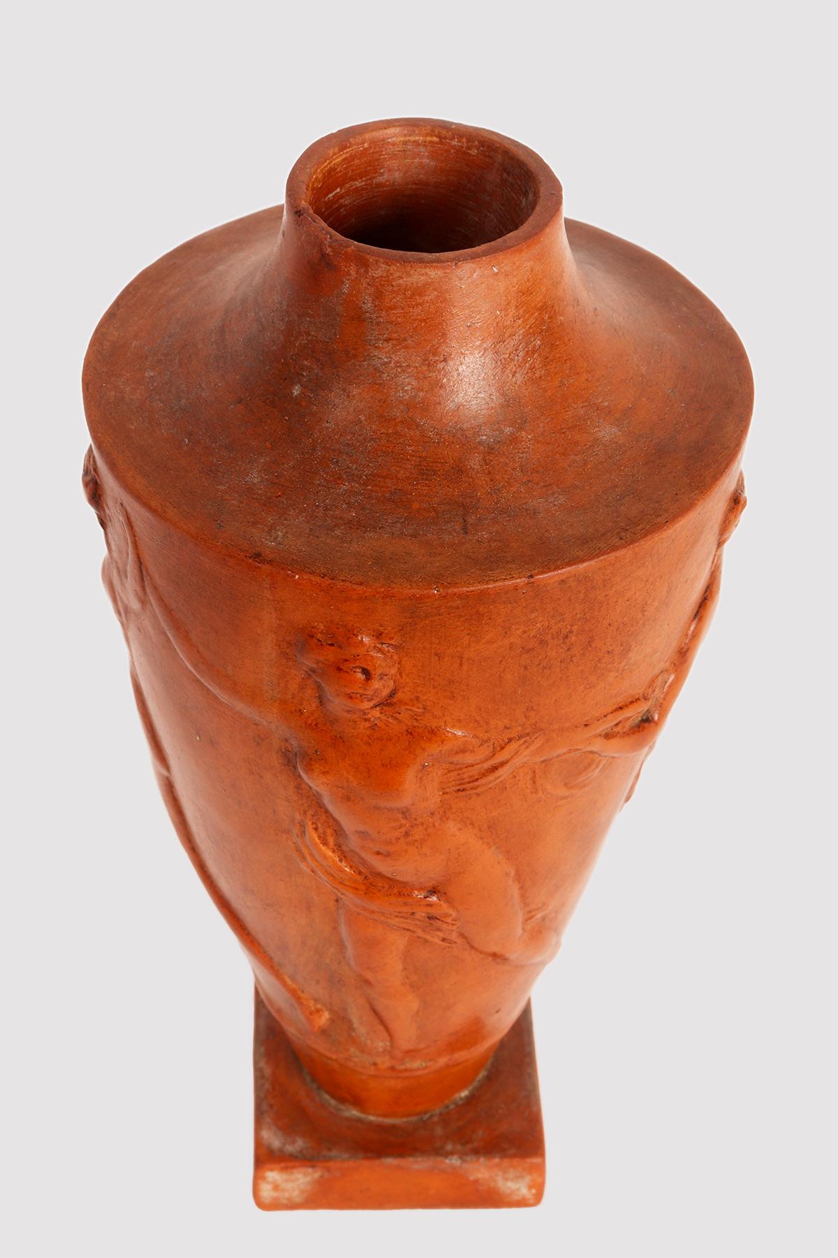 Terrakotta-Vase mit Satyrn und Maenads, Frankreich 1920 (Frühes 20. Jahrhundert) im Angebot