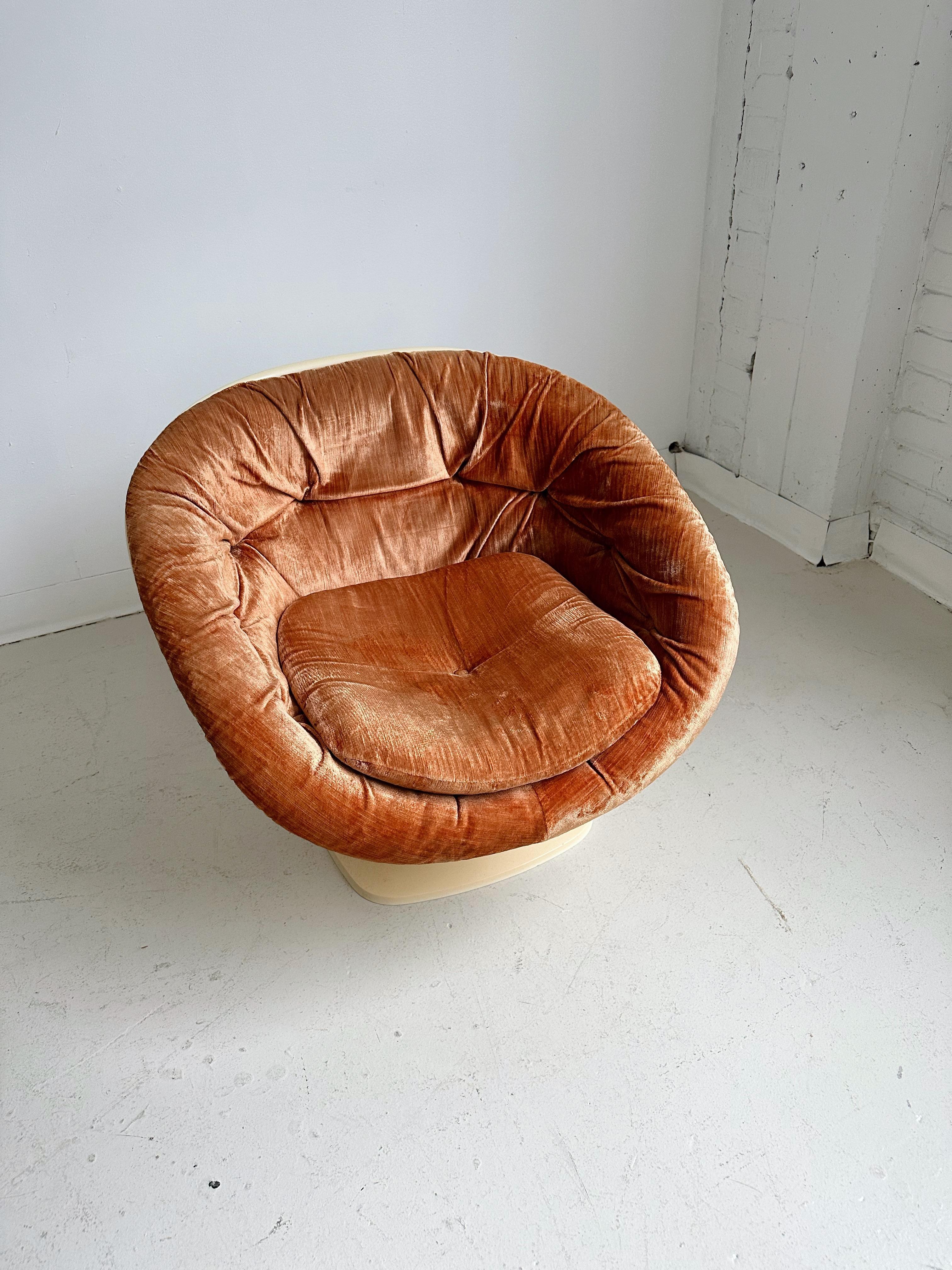 Space Age Club Chair by Raphael Raffel, 60's

Features a fibreglass tulip shape frame and terracotta velvet fabric 

//

Dimensions:

29”W x 28”D x 24”H  - seat height 14