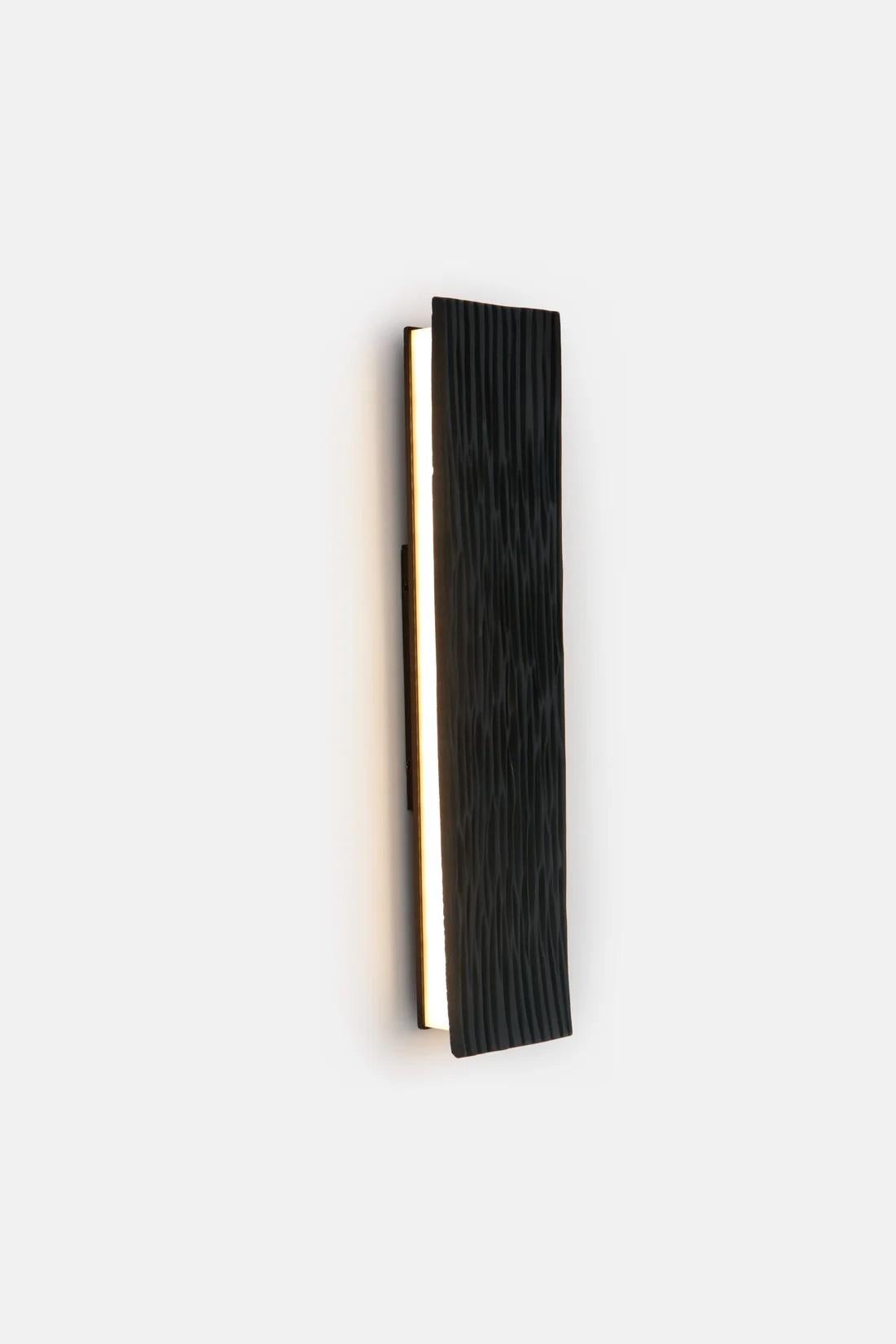 Indien Applique verticale en terre cuite de Hatsu en vente