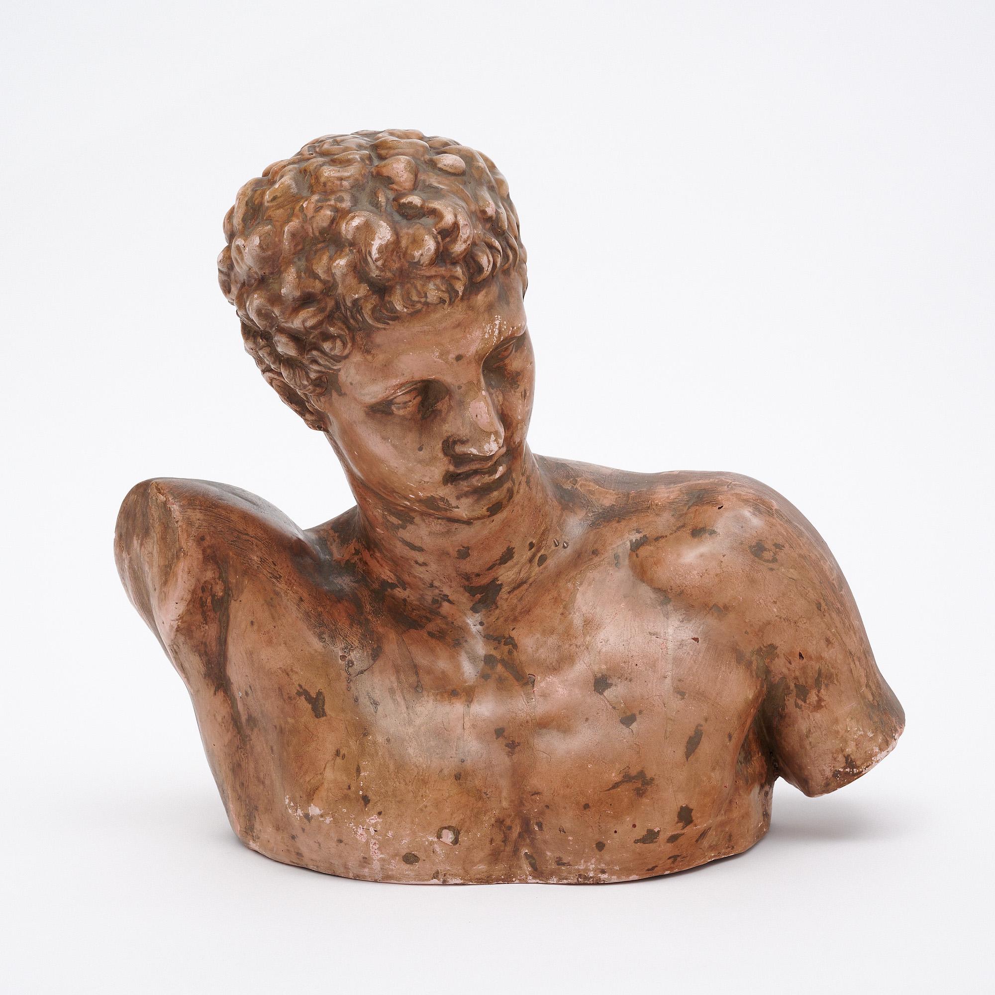 Grande busto francese in terracotta con patina originale. Questo pezzo è in eccellenti condizioni vintage - le foto ritraggono accuratamente le condizioni.
