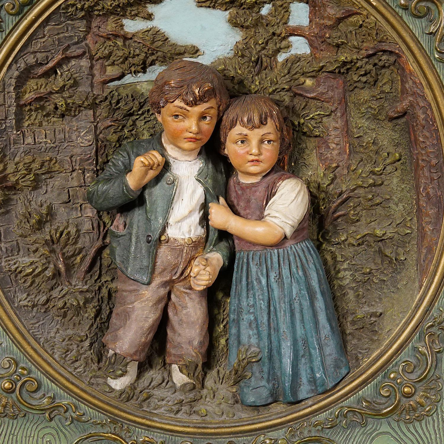 Terrakotta-Wandteller mit skurrilen Kindern in Bauernkostümen von Johann Maresch (Gemalt) im Angebot