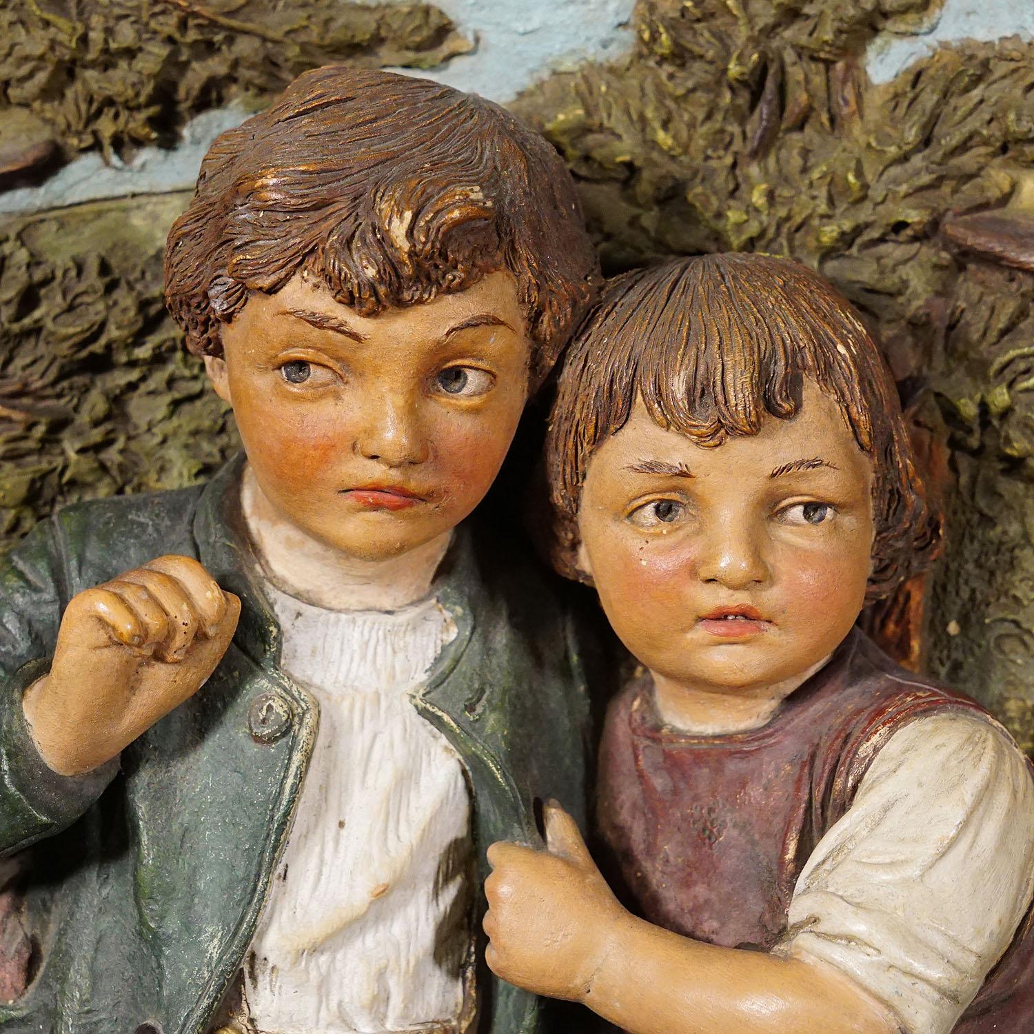 Terrakotta-Wandteller mit skurrilen Kindern in Bauernkostümen von Johann Maresch im Zustand „Gut“ im Angebot in Berghuelen, DE