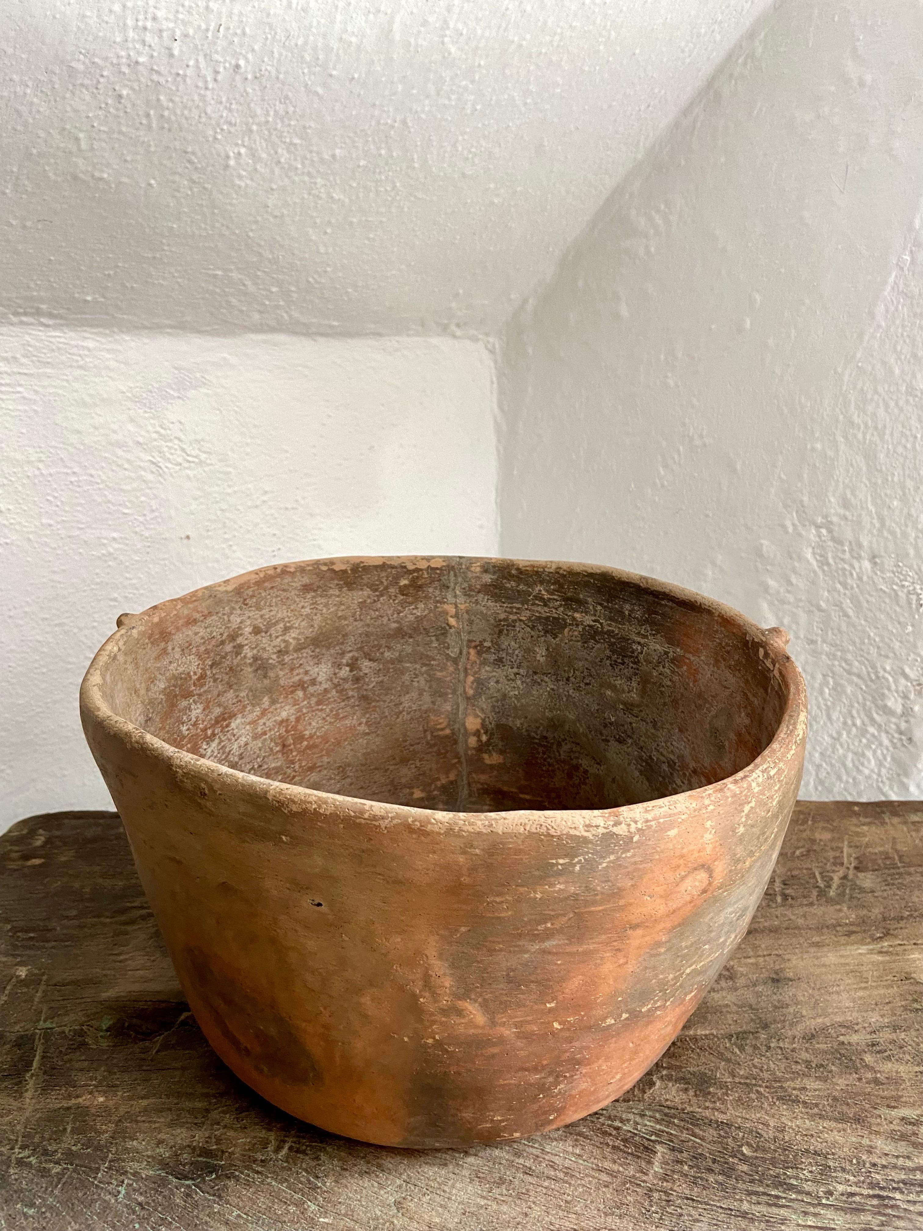 Terracotta bowl from the border of Veracruz and Puebla, Mexico, circa 1950´s with the characteristic knobs on each side of the lip. Known as 