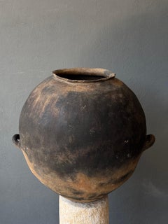 Tinaja de terracota para agua de Puebla, México, mediados del siglo XX