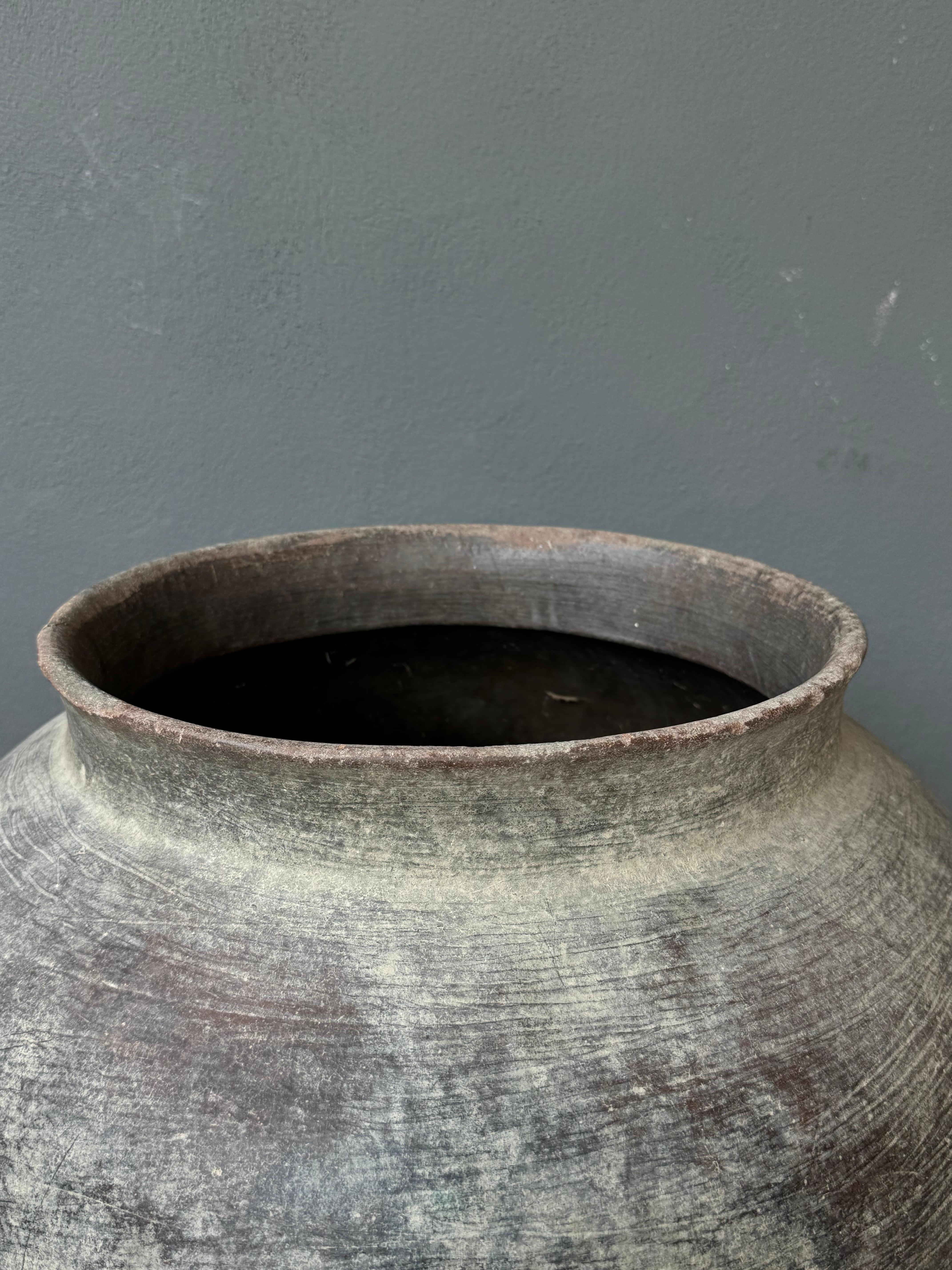 Tinaja de terracota de la región Mixteca de Oaxaca, México, hacia la década de 1940. La forma es característica de la cerámica de la zona. El tarro ha adquirido con el tiempo una bonita pátina gris / verdosa. 