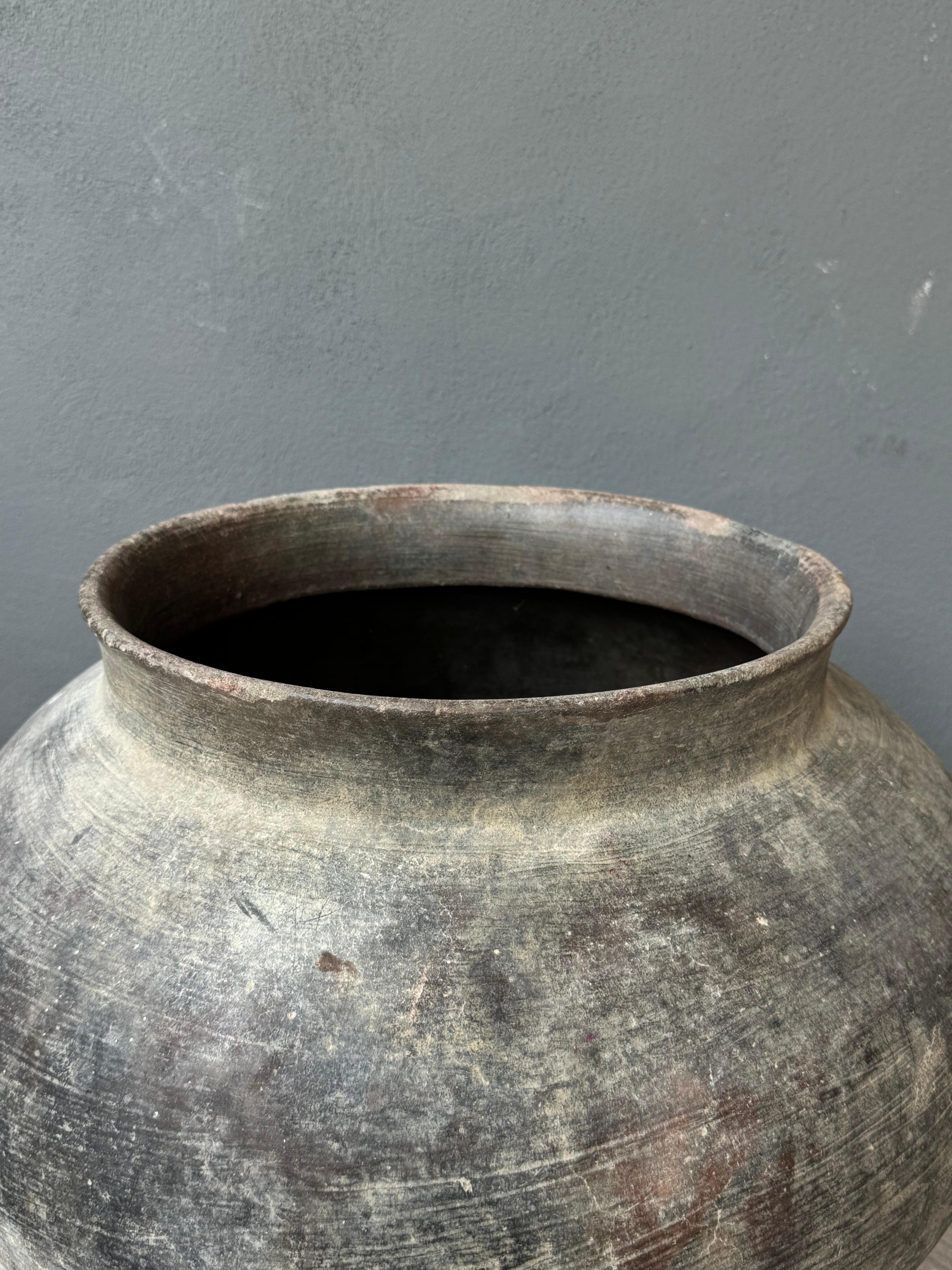 Vasija de Terracota para Agua de la Región Mixteca de Oaxaca, México, Circa 1940's Al fuego