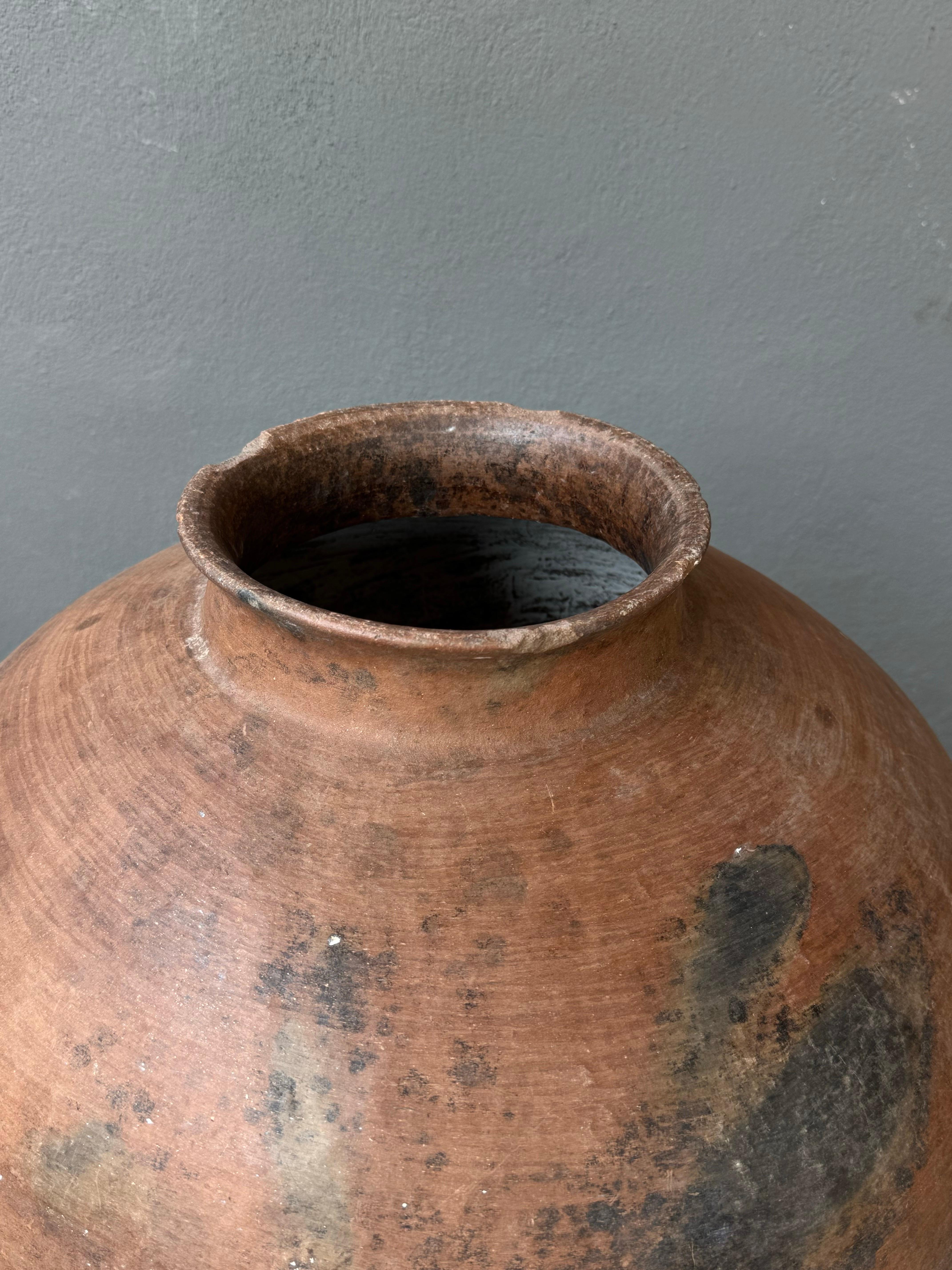 Vaso d'acqua in terracotta proveniente dalla regione Mixteca di Oaxaca, Messico. Significativi segni di bruciatura durante lo sparo. 
