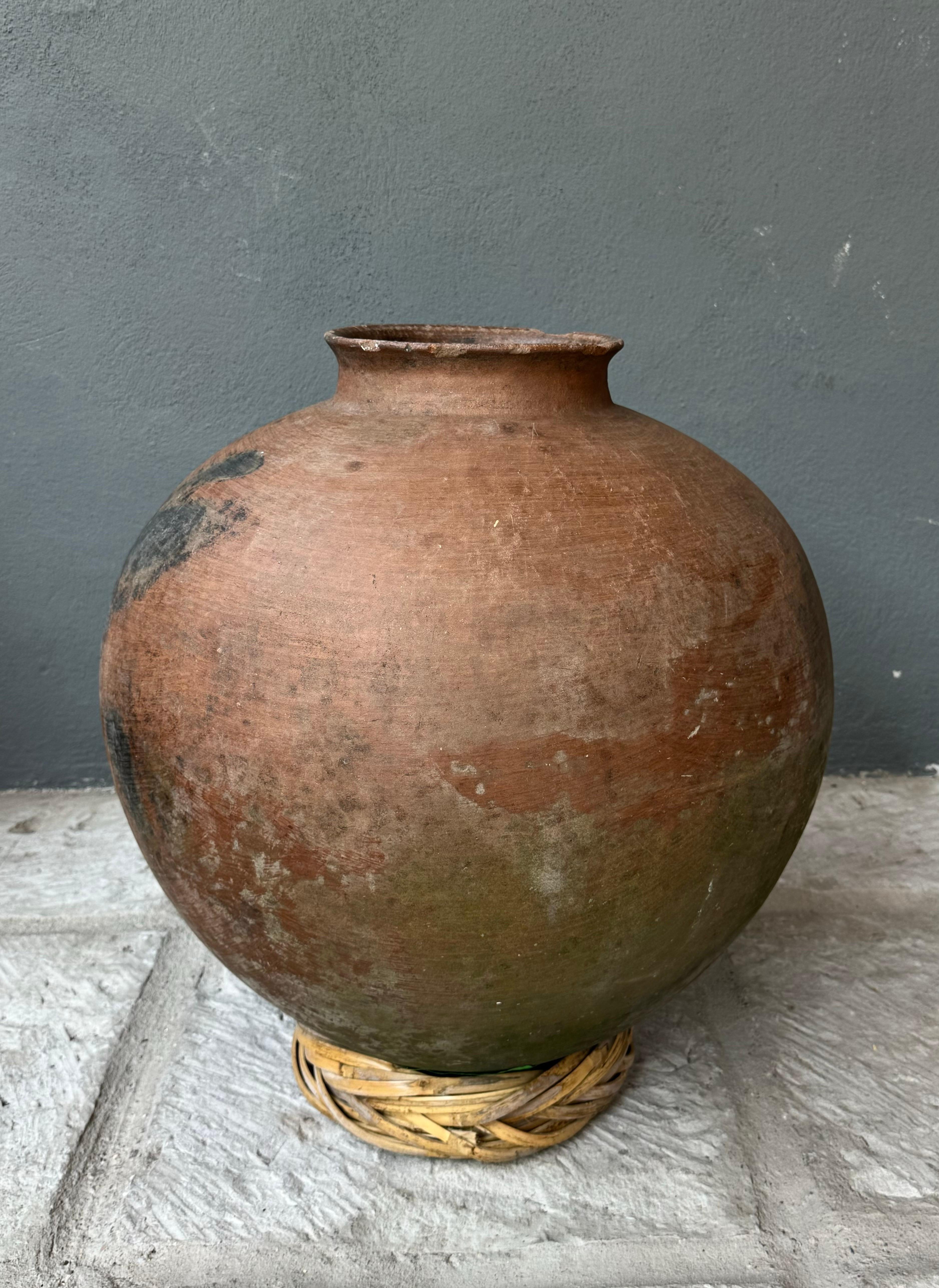 Primitivo Vaso d'acqua in terracotta della regione Mixteca di Oaxaca, Messico, circa 1960