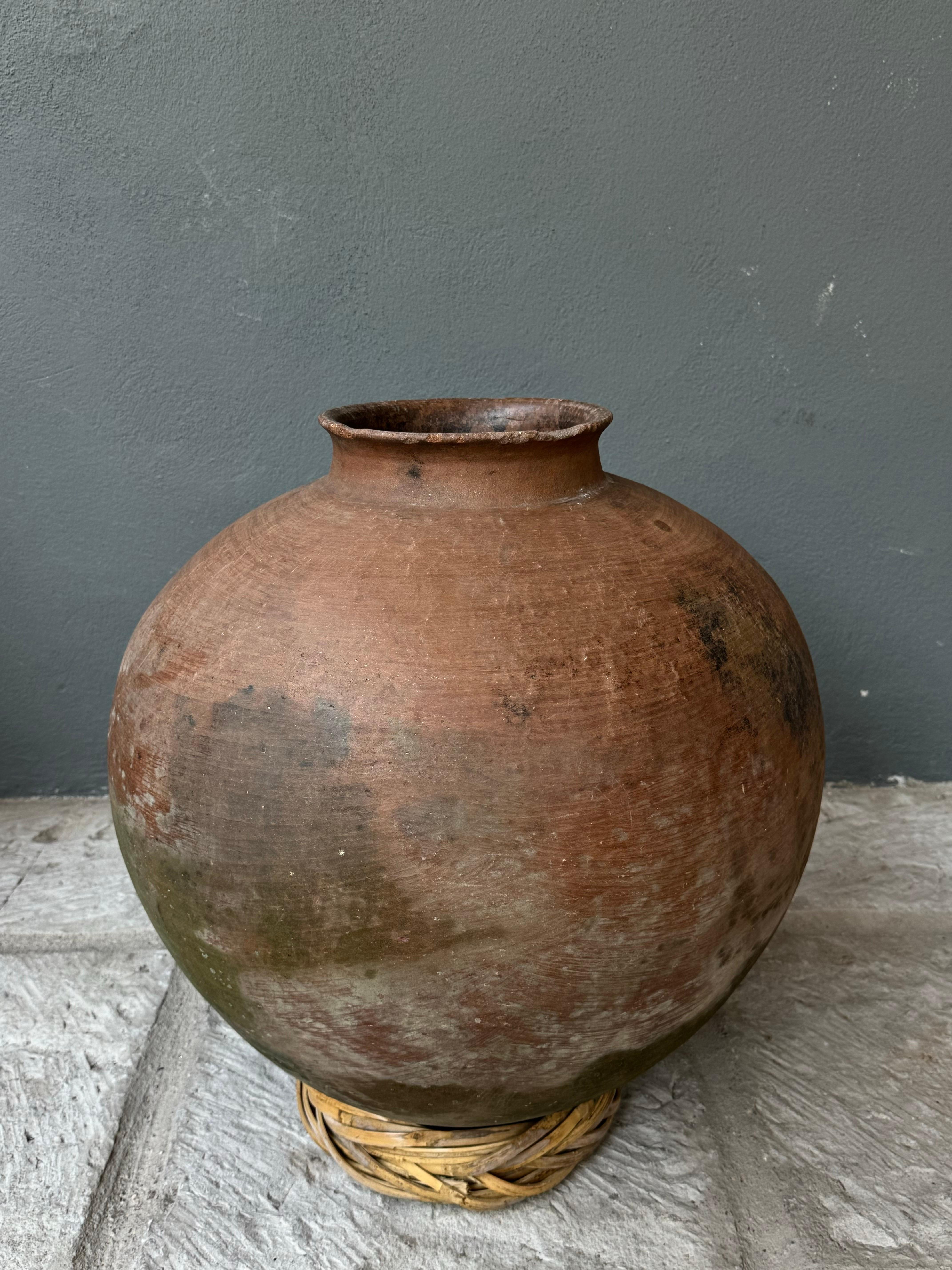 Cotto in fornace Vaso d'acqua in terracotta della regione Mixteca di Oaxaca, Messico, circa 1960