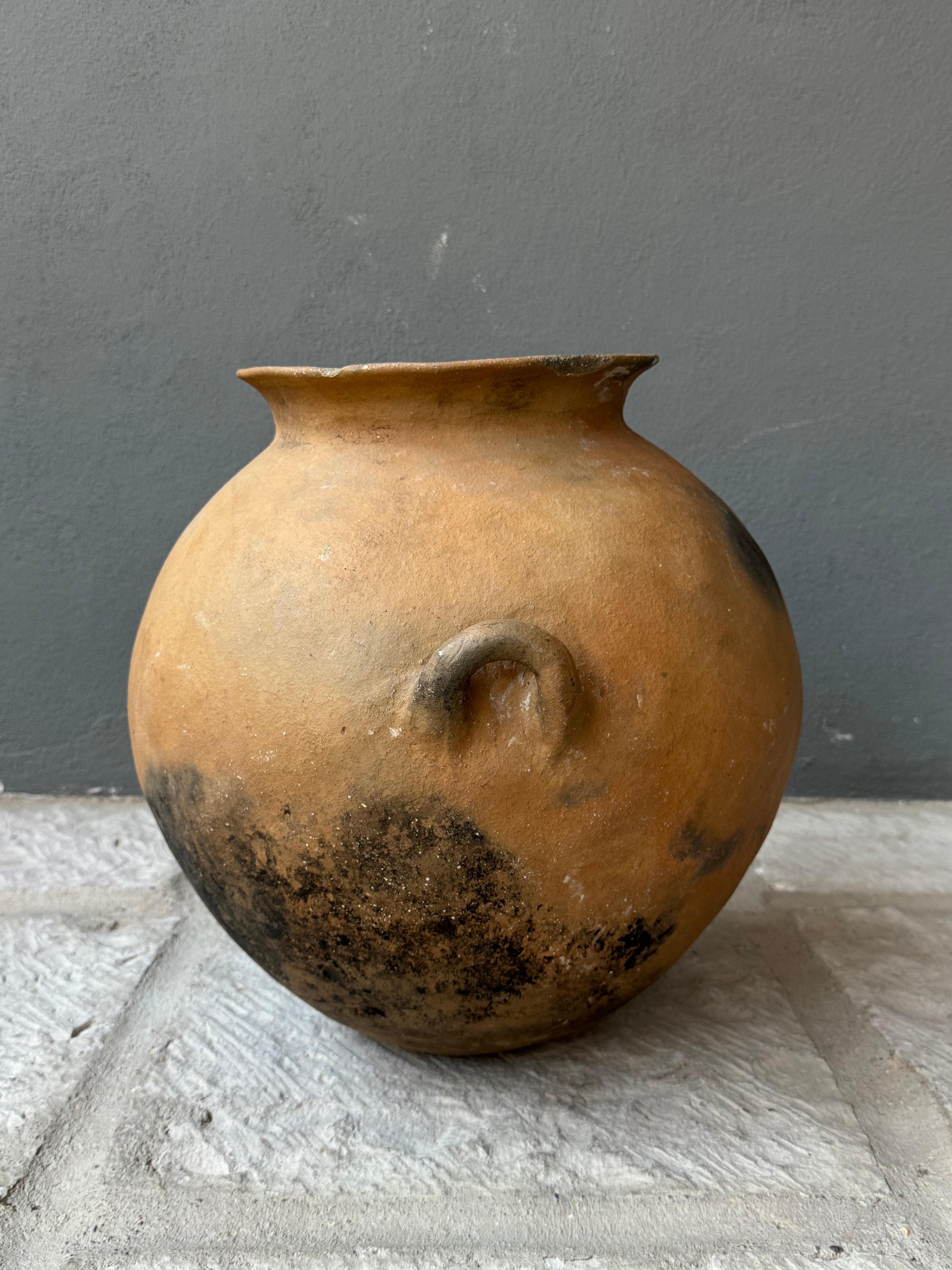 Parte di acqua in terracotta proveniente dalla sierra settentrionale di Puebla, Messico, circa 1970. Un ottimo esempio di ceramica in stile Nahua proveniente da quella regione. Buoni segni di bruciatura contrastanti in tutto l'edificio.