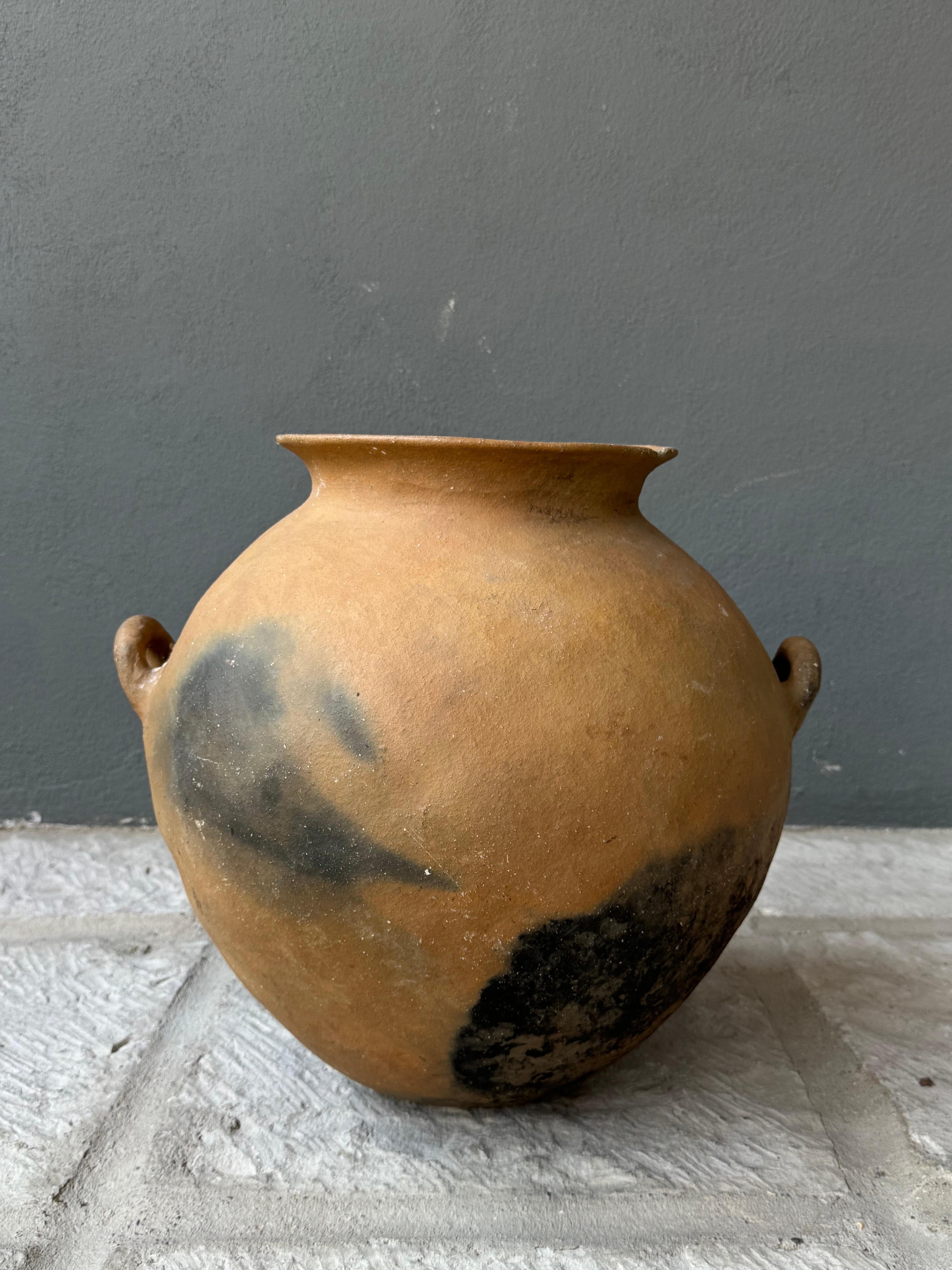 Rustico Acquasantiera in terracotta proveniente dalla Sierra settentrionale di Puebla, CIRCA 1980