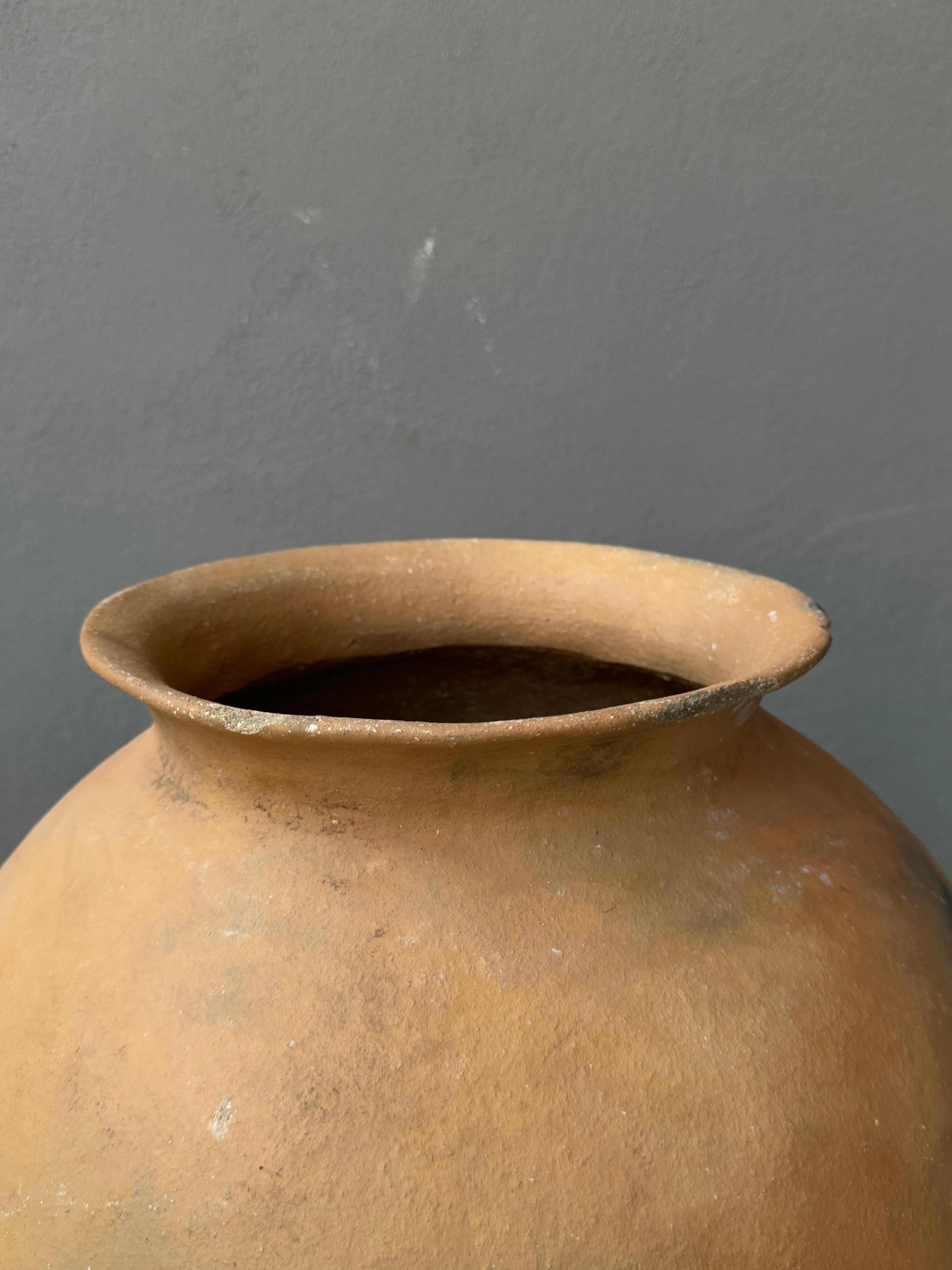 Acquasantiera in terracotta proveniente dalla Sierra settentrionale di Puebla, CIRCA 1980 In condizioni buone a San Miguel de Allende, Guanajuato