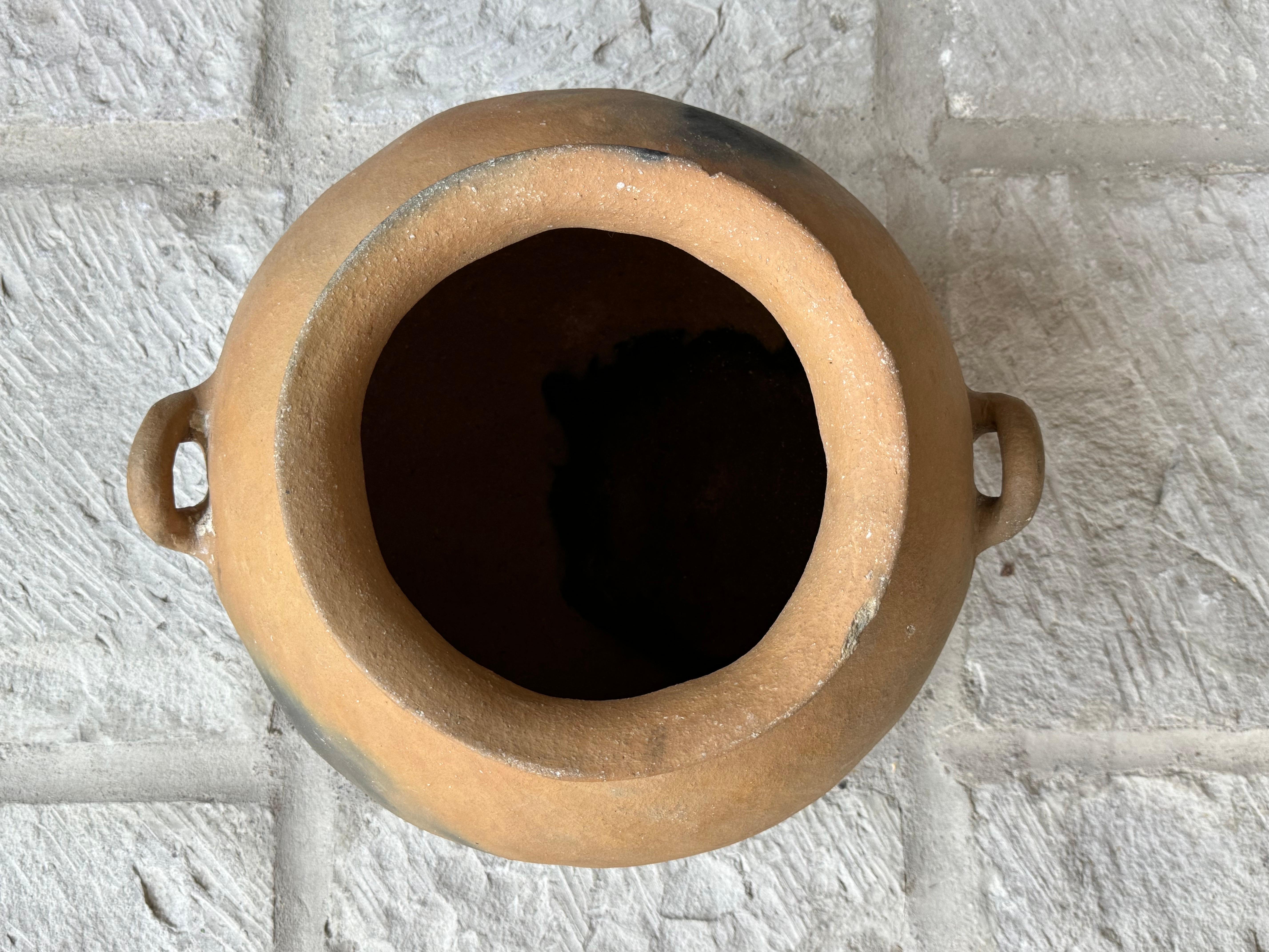 Fine XX secolo Acquasantiera in terracotta proveniente dalla Sierra settentrionale di Puebla, CIRCA 1980
