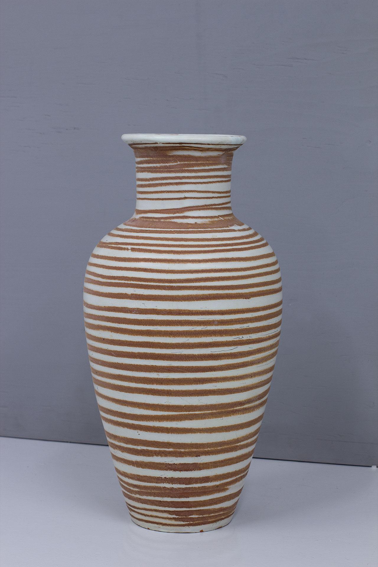 Grand vase de sol en céramique suédoise conçu par Anna-Lisa Thomson.
Fabriqué par Upsala-Ekeby à Uppsala, Suède, vers les années 1940.
Le vase est en faïence émaillée avec un motif en spirale dessiné à la main.
Impression sur le fond : 