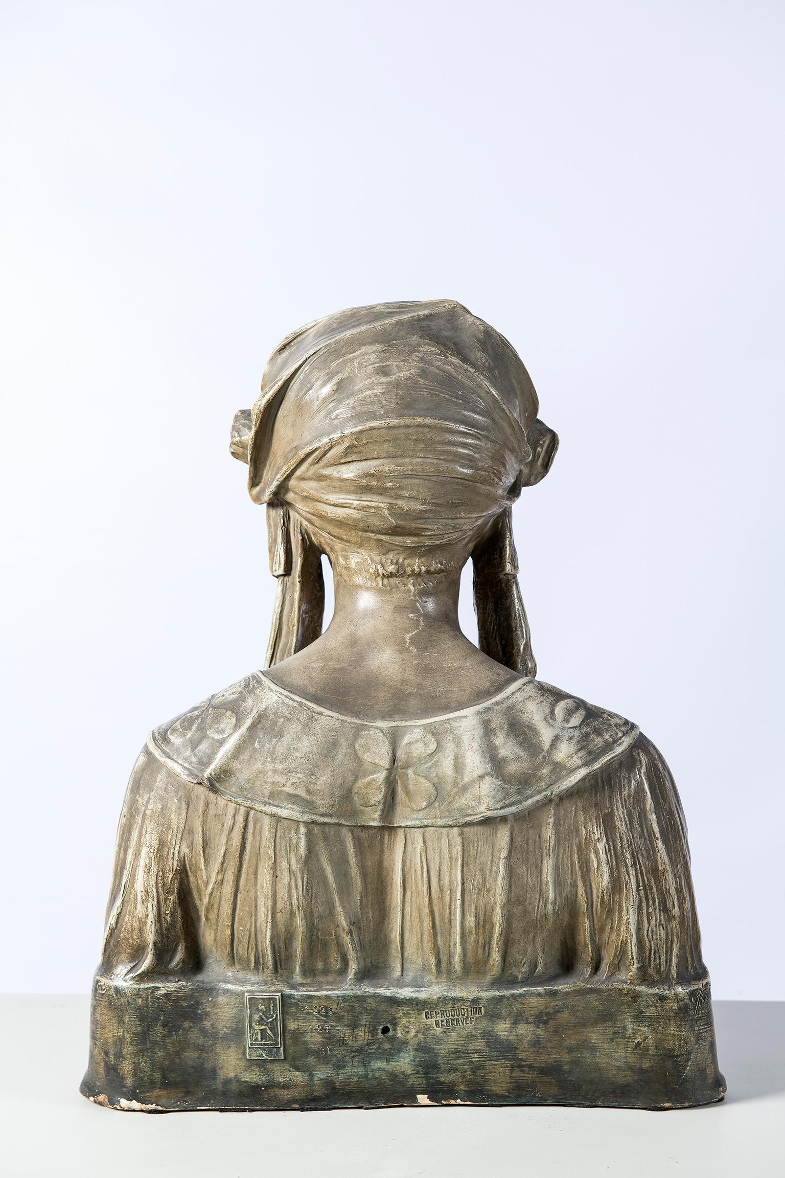 Terracotta woman bust signed Goldscheider, Austria, circa 1900.
Friedrich Goldscheider (1845-1897).