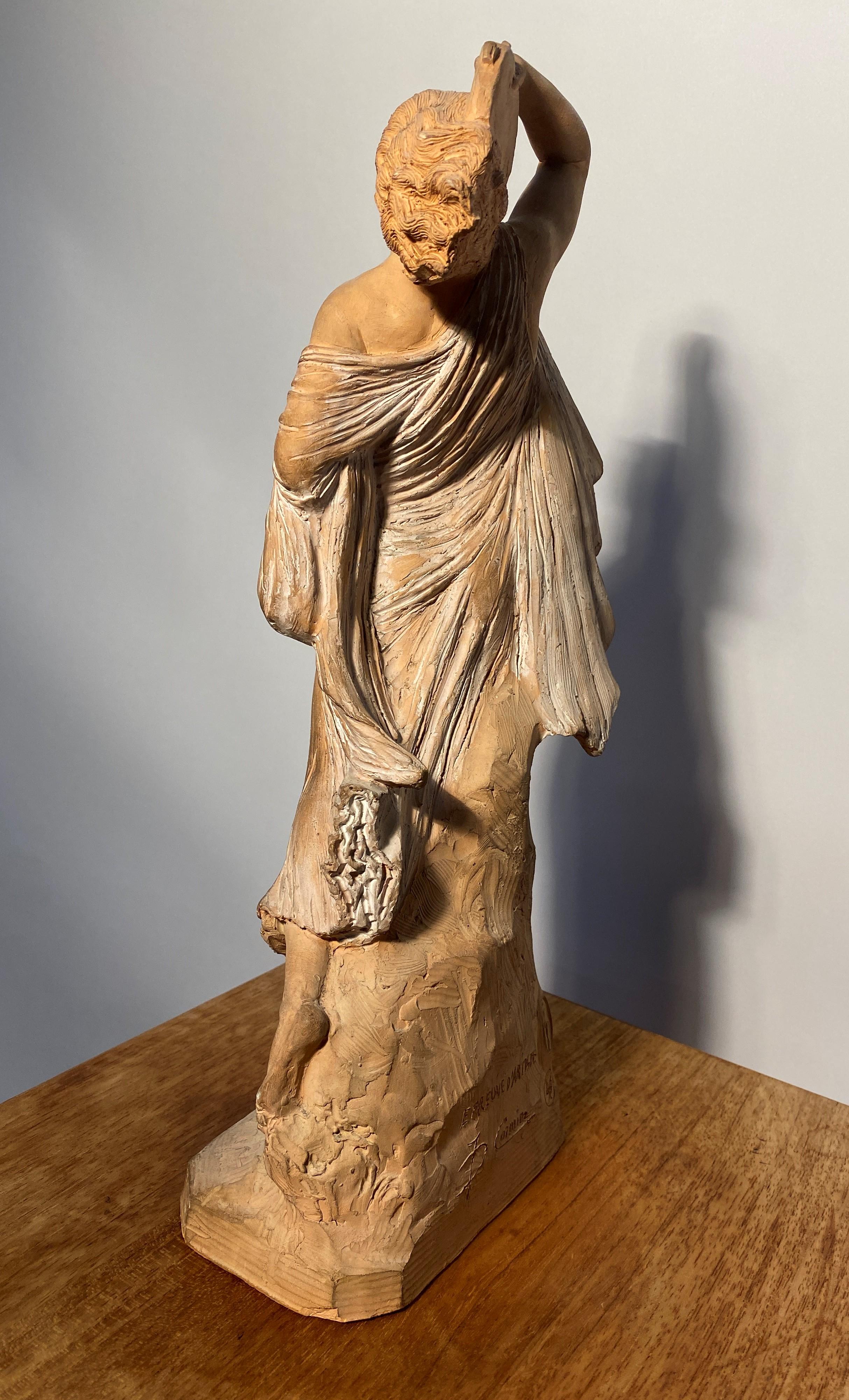 Sculpté Jeune femme en terre cuite avec un tambourin par Joseph Emmanuel Cormier Dit en vente