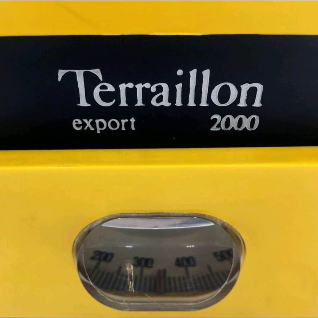 Italian yellow Terraillon export 2000 weight scale design by Richard Sapper and Marco Zanuso, 1968.
Unique and iconic piece of design to be exhibited in your kitchen.
Good condition.
Measures: 16 x 10 x 12 H cm.