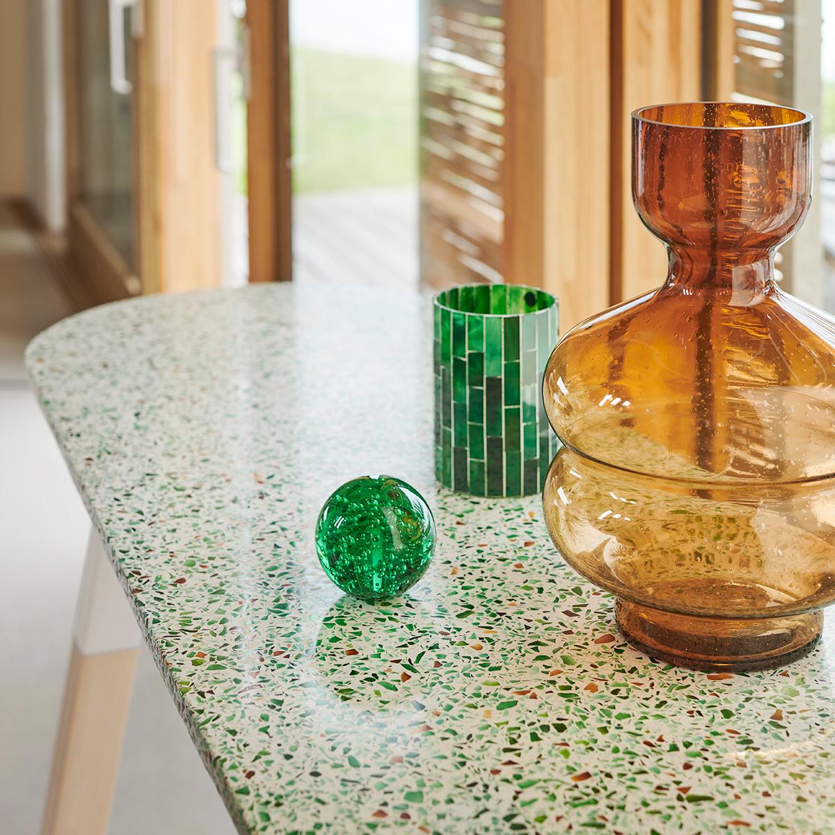 Esta consola de terrazo está firmada por el diseñador francés Eric Gizard - París.
 
Eric promueve un diseño elegante de estilo escandinavo de lujo, con materiales naturales y de alta gama mezclados con colores muy chic del Sur. 
 
La parte superior