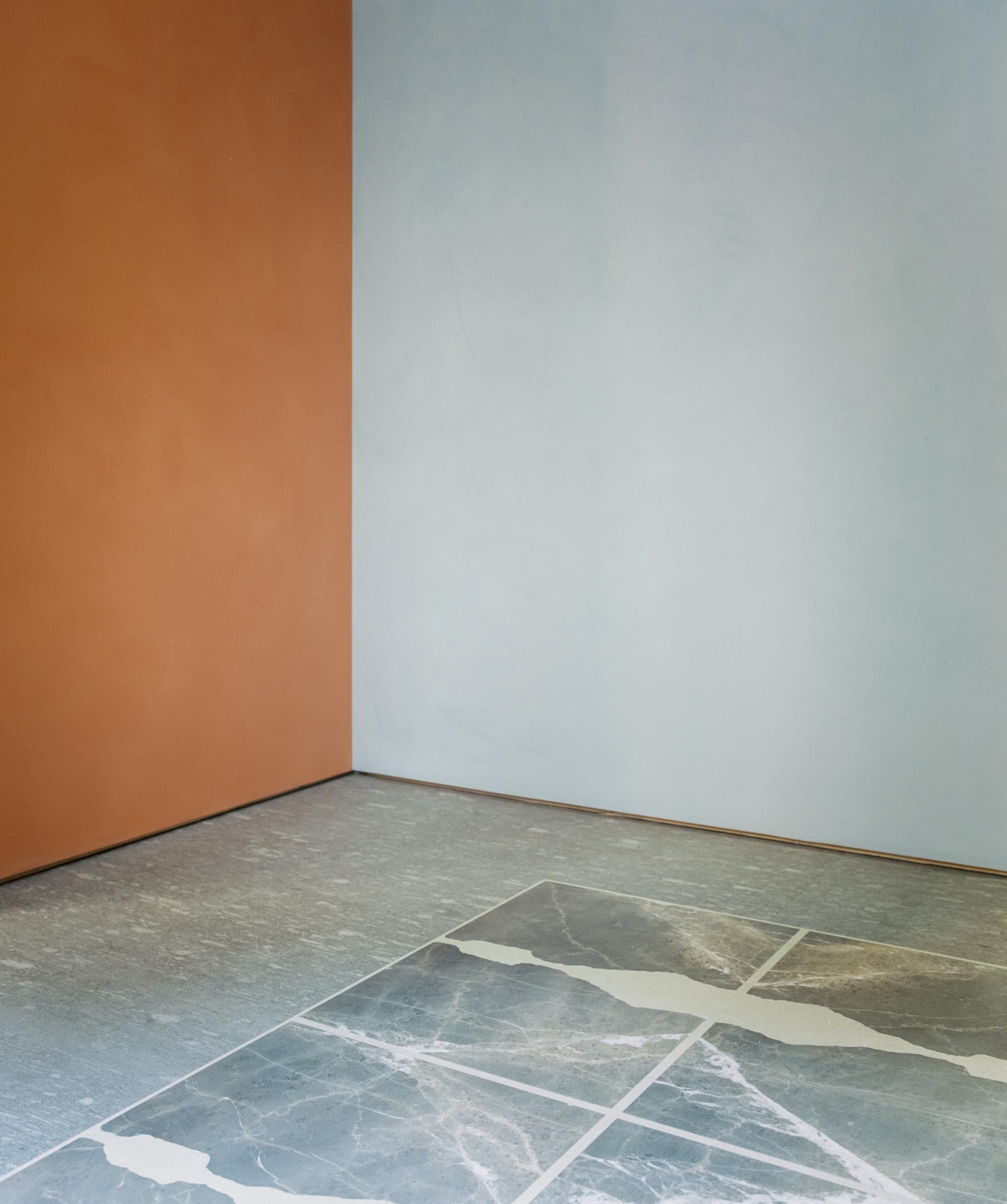 Terrazzo-Teppich von Stefan Scholten
Abmessungen: L 240 x B 170 x H 4 cm
MATERIALIEN: Aluminium, grigio collemandina

Stefan Scholten ist ein 1972 geborener niederländischer Designer. Nach seinem Abschluss an der Design Academy Eindhoven gründete er